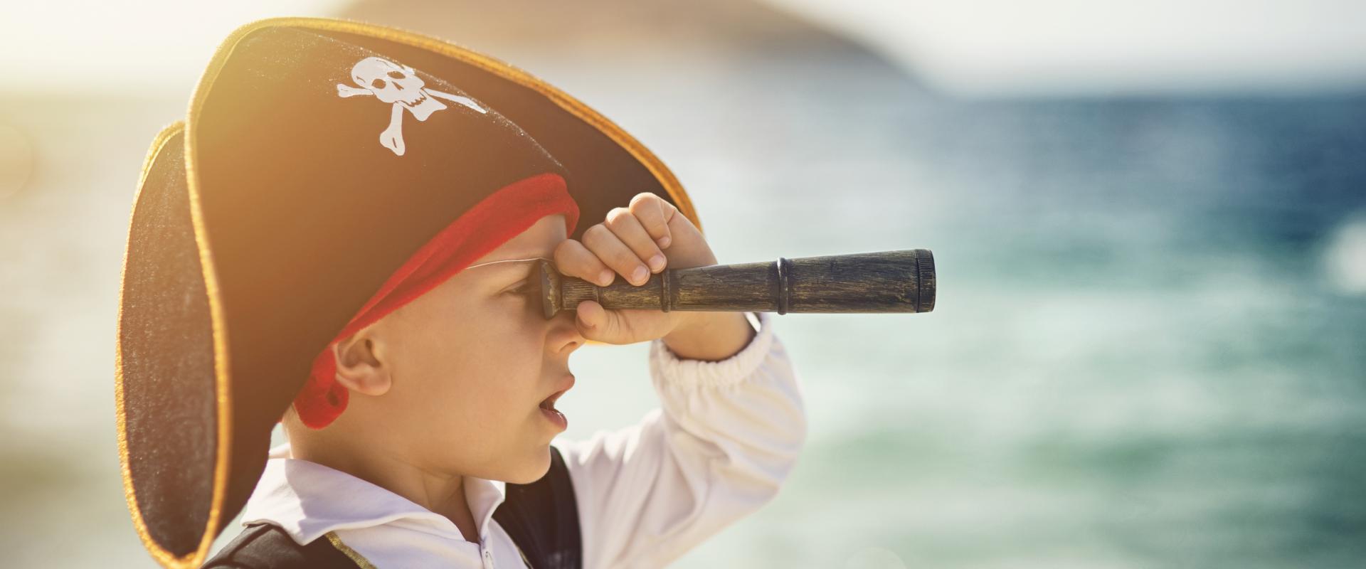 bachgen ifanc fel môr-leidr / young boy dressed as pirate