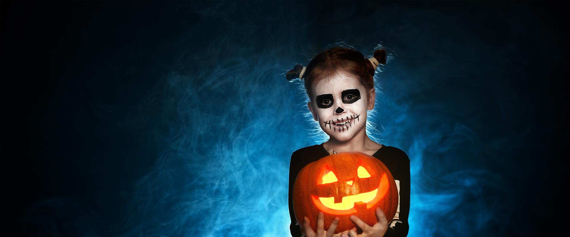 Merch gyda phwmpen as Calan Gaeaf / Girl with pumpkin at Halloween