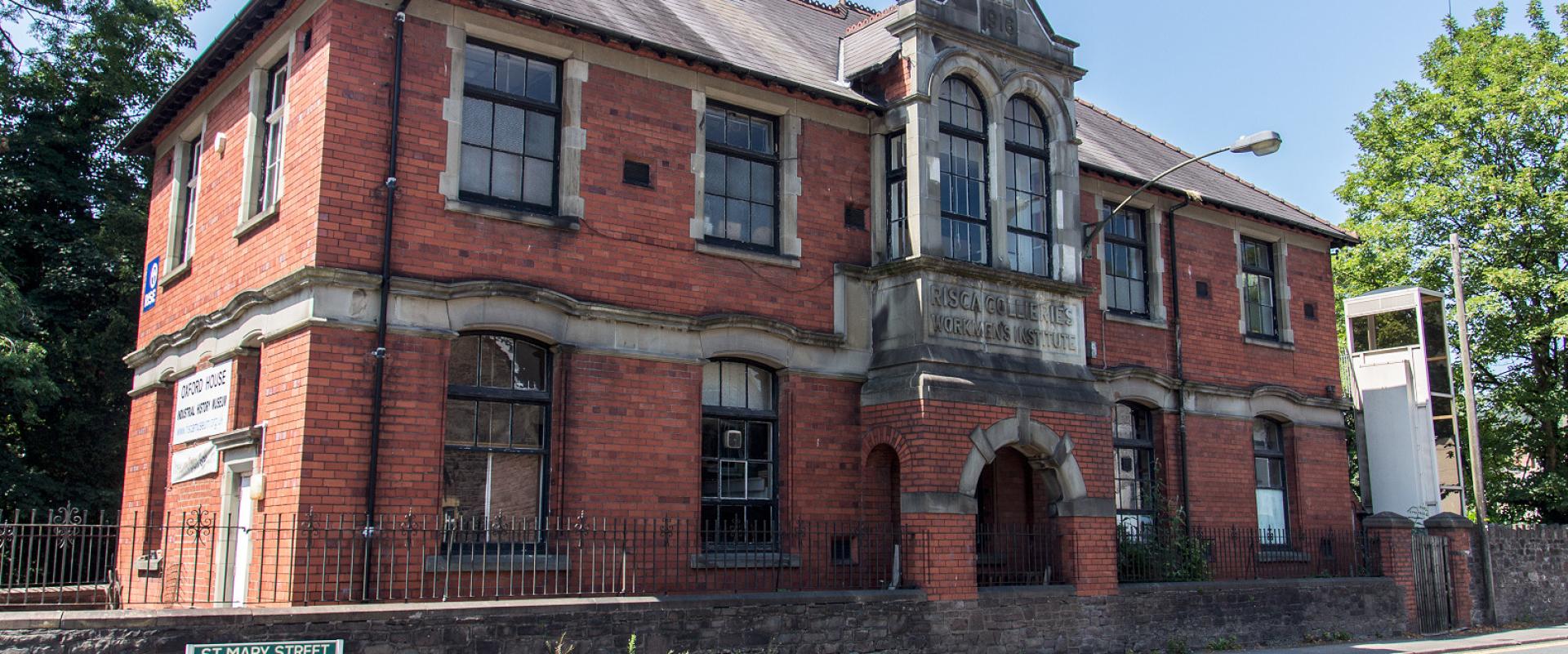 golygfa o hen Sefydliad Gweithiwr Glofaoedd Risca - yr amgueddfa nawr / view of the old Risca Collieries Workman's Institute - the museum now