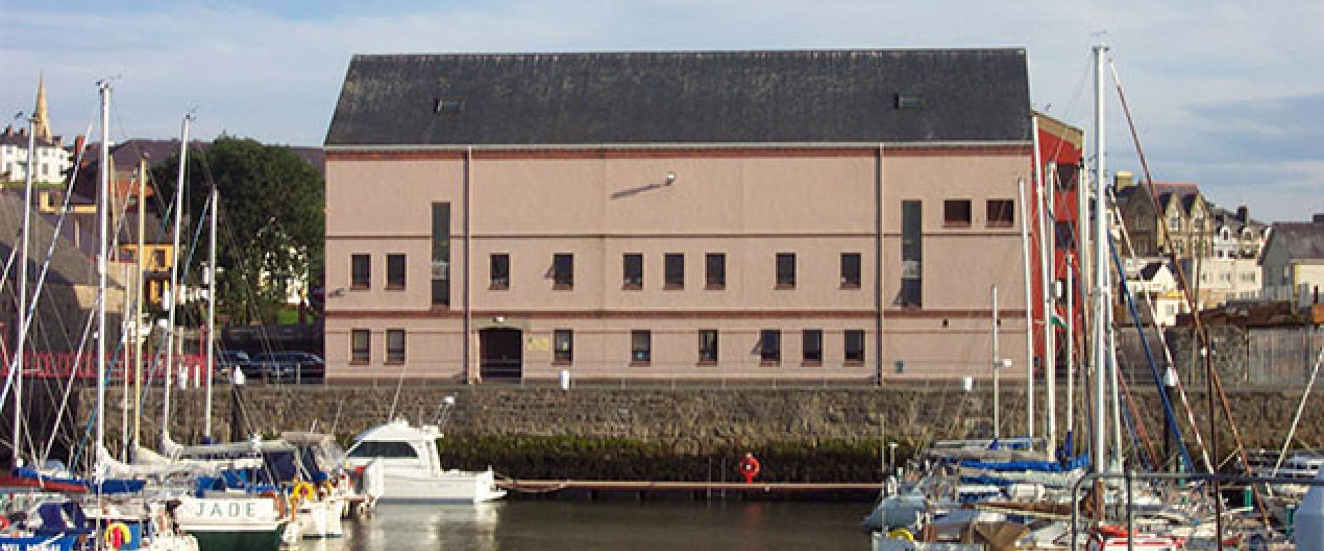 yr olygfa ar draws y doc tuag at yr adeilad / the view across the dock towards the building
