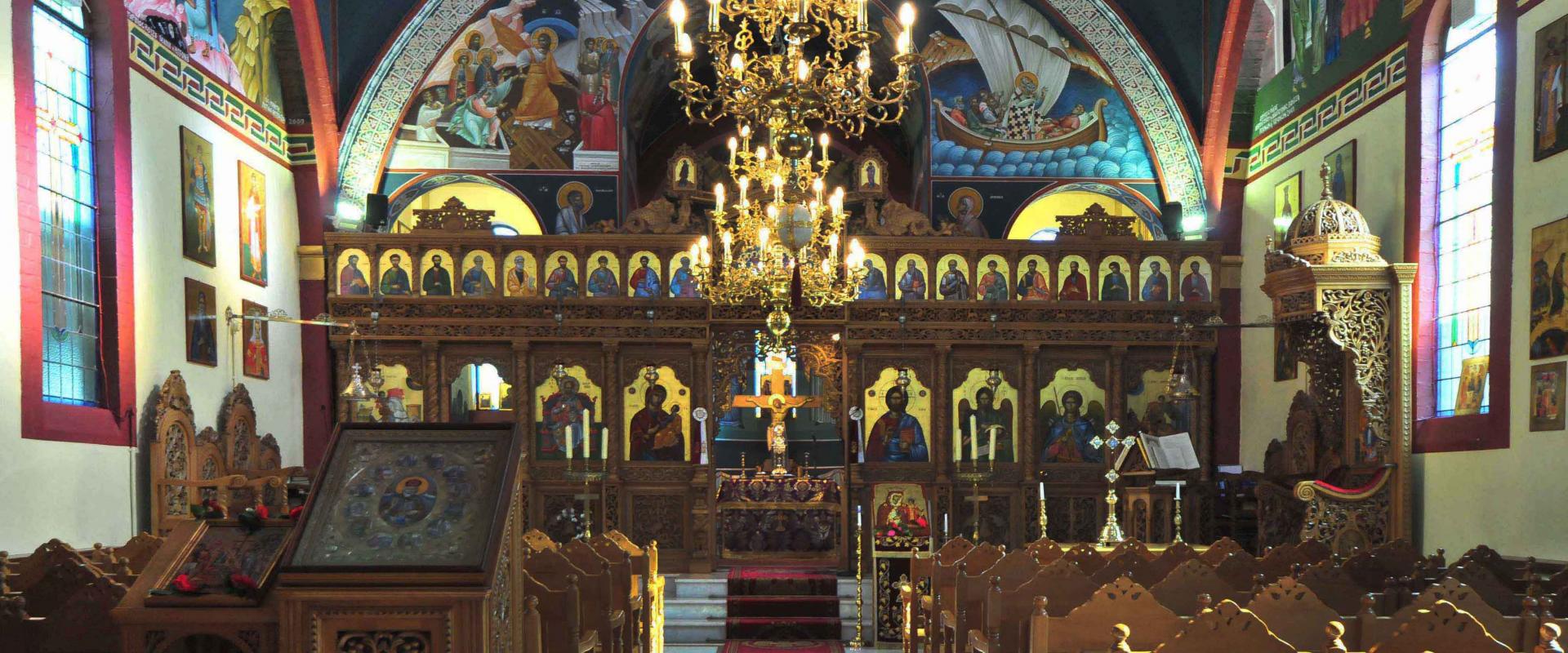 tu mewn addurn hardd yr eglwys / beautiful ornate interior of the church