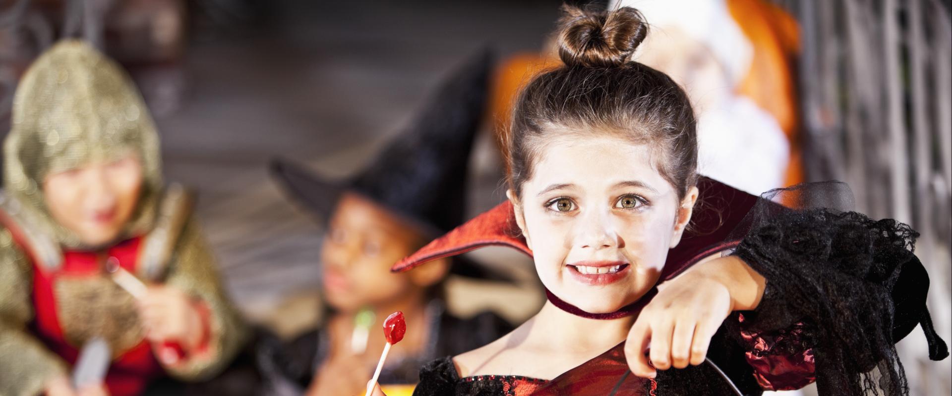 Calan Gaeaf - merch mewn gwisg yn cario pwmpen / Halloween - girl in costume carrying pumpkin