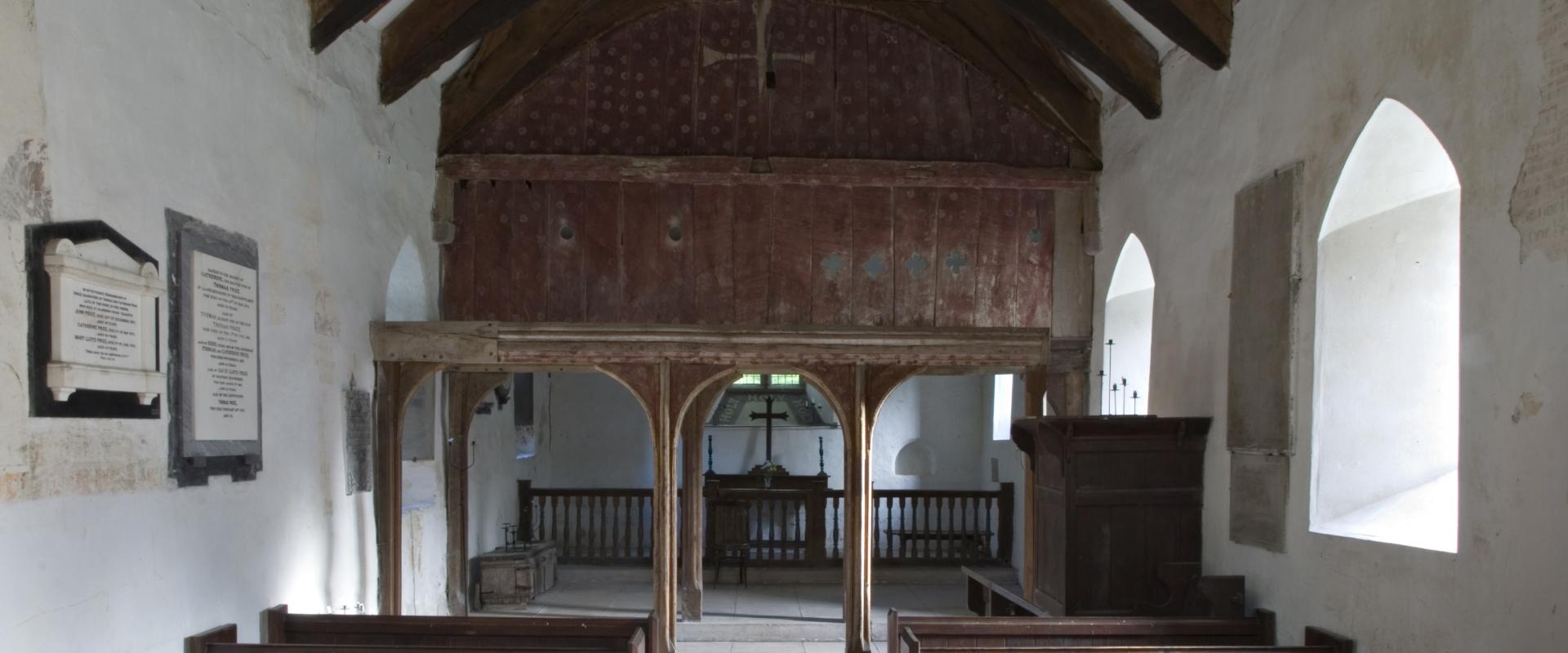 y tu mewn i'r eglwys, gan edrych tuag at y sgrin / inside the church, looking towards the screen