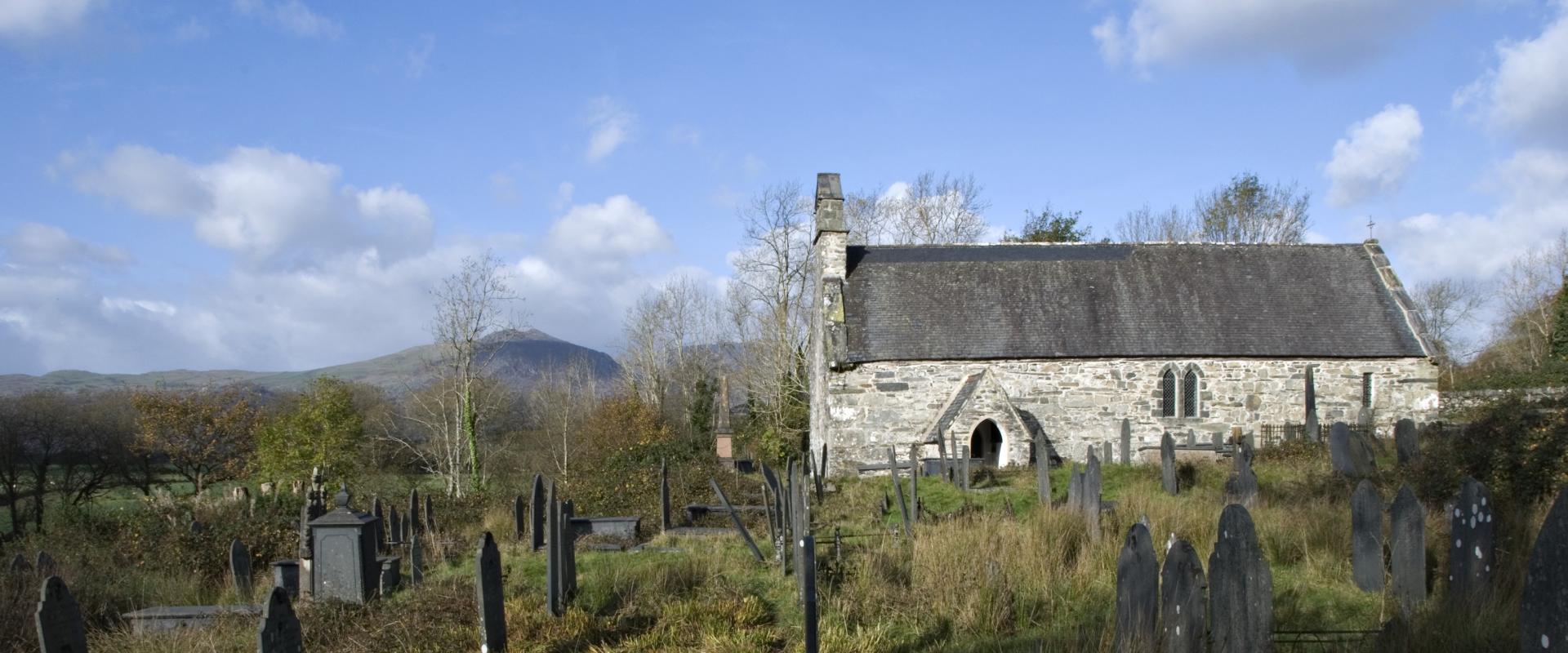 yr olygfa drwy'r fynwent tuag at yr eglwys / the view through the graveyard towards the church
