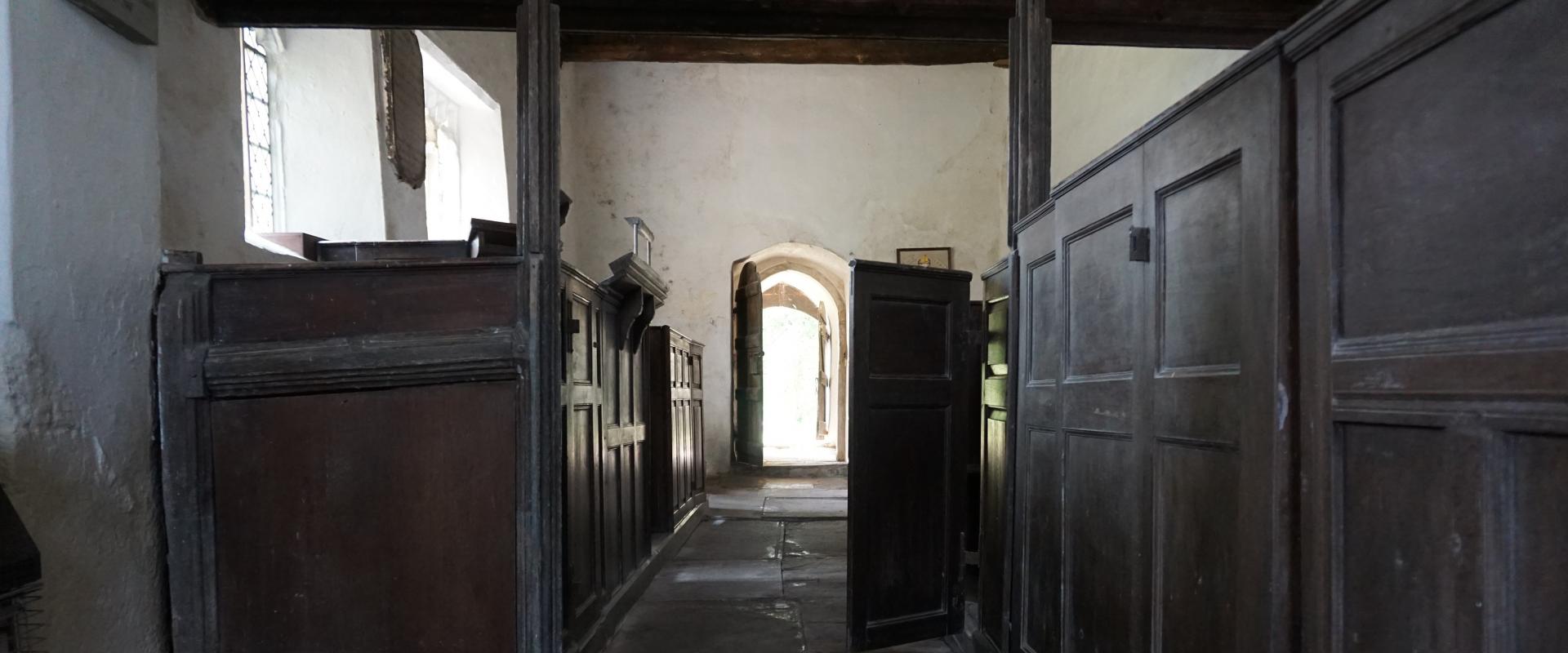 seddau y tu mewn i'r eglwys / pews inside the church