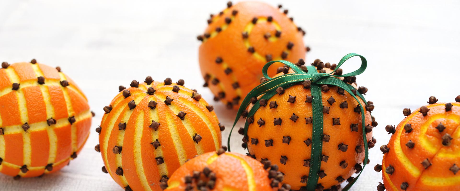 Nadolig - pomandwyr oren yn frith o ewin / Christmas - orange pomanders studded with cloves
