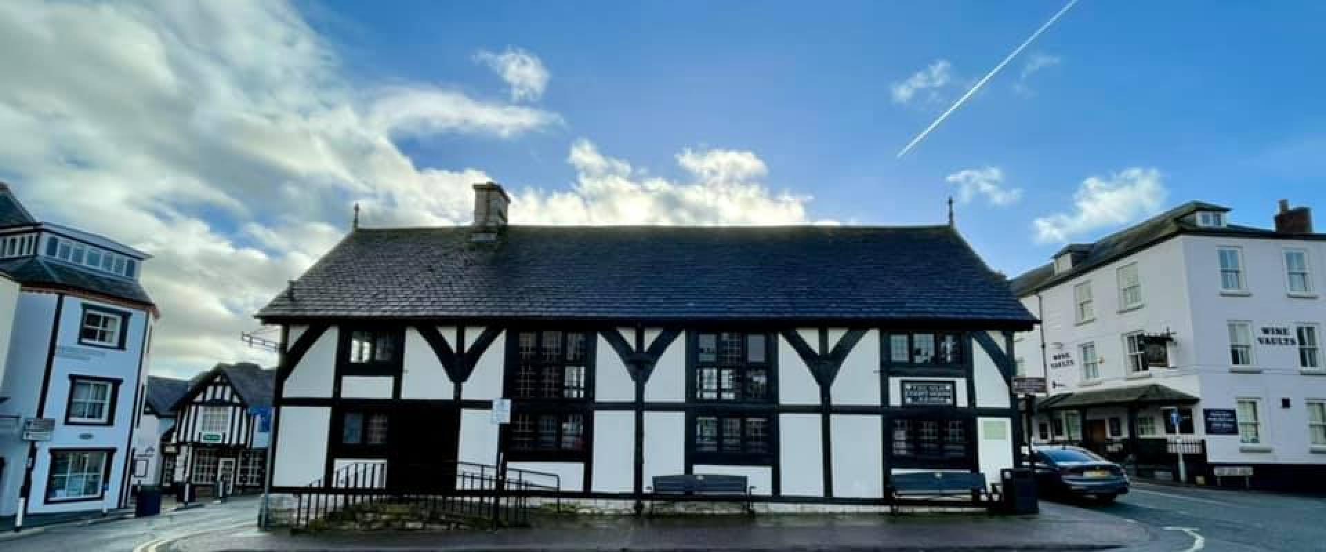 golygfa tuag at yr adeilad o'r stryd / view towards the building from the street
