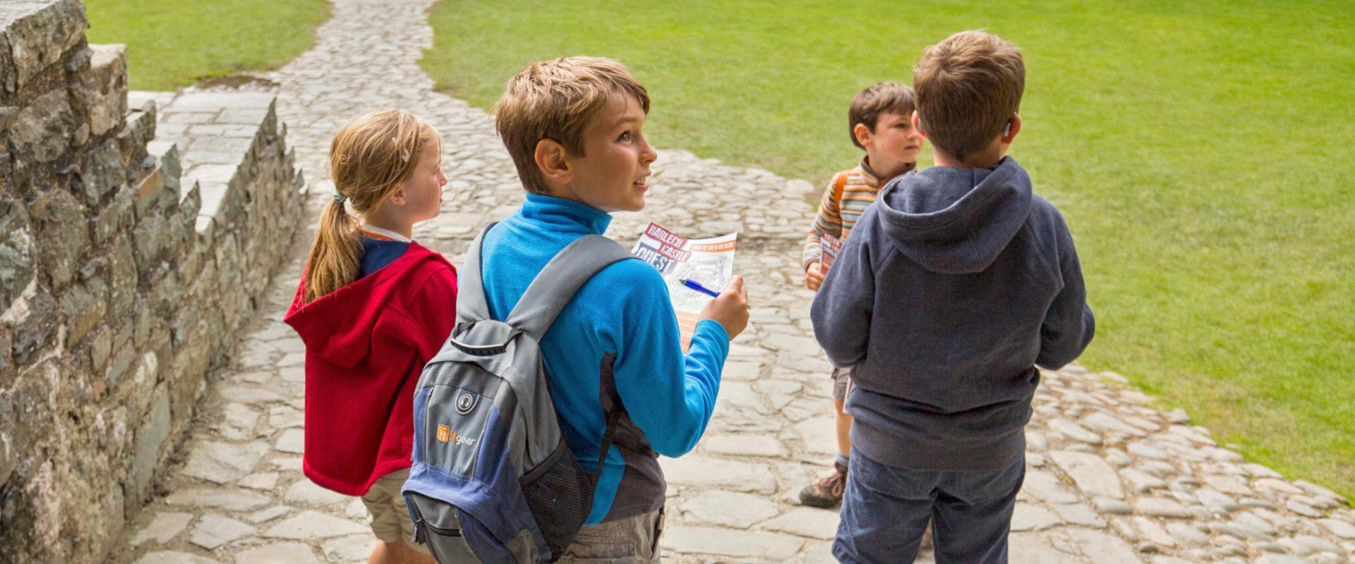 plant yn edrych o gwmpas y castell ar lwybr / children looking around the castle on a trail