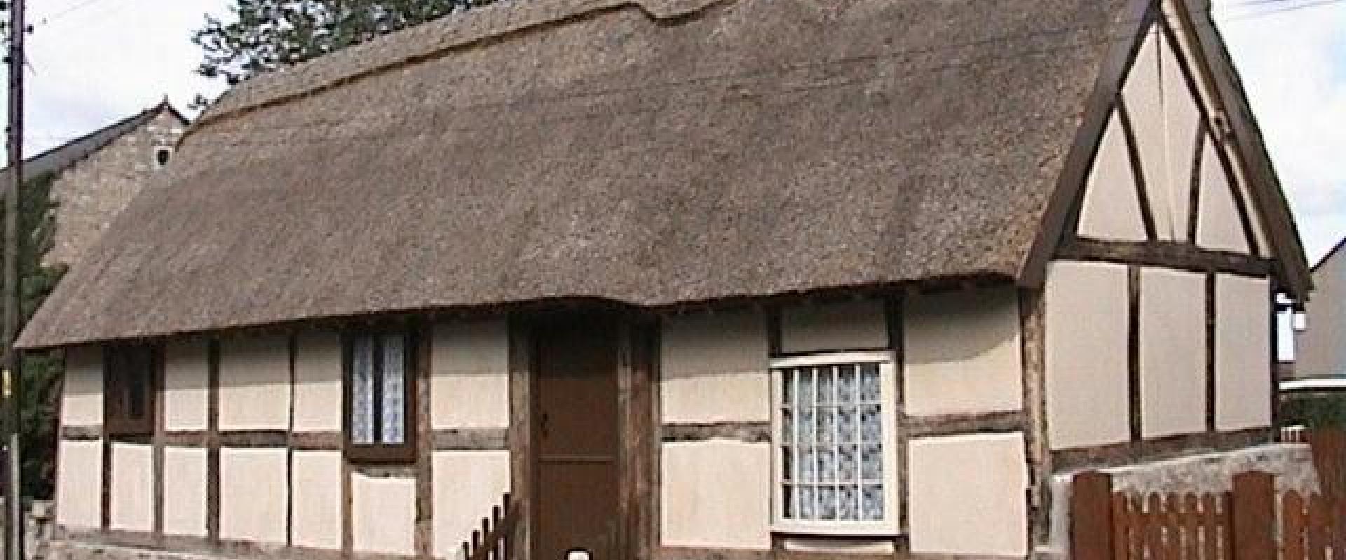 golygfa o du allan y bwthyn / view of the outside of the cottage