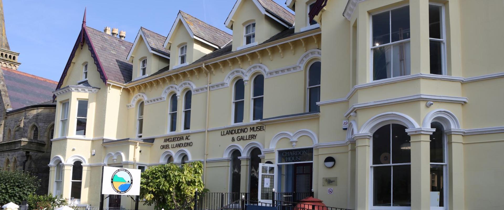 golygfa tuag at y tu allan i'r amgueddfa o'r ffordd / view towards the outside of the museum from the road