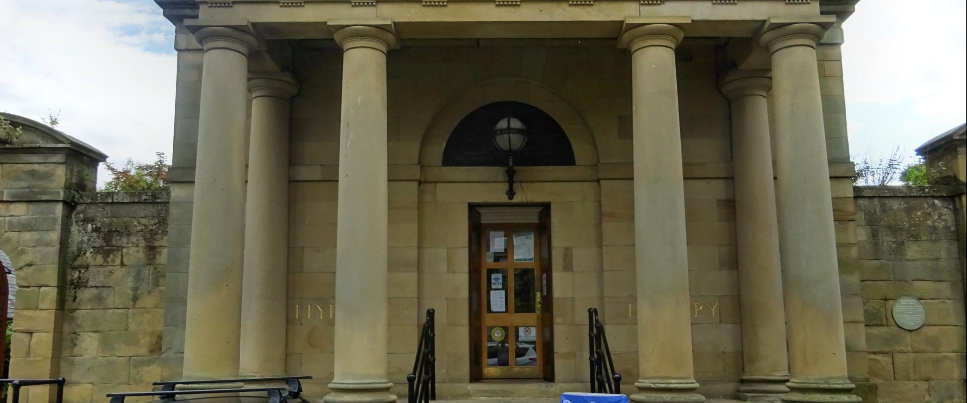 golygfa o flaen yr adeilad / view of the front of the building