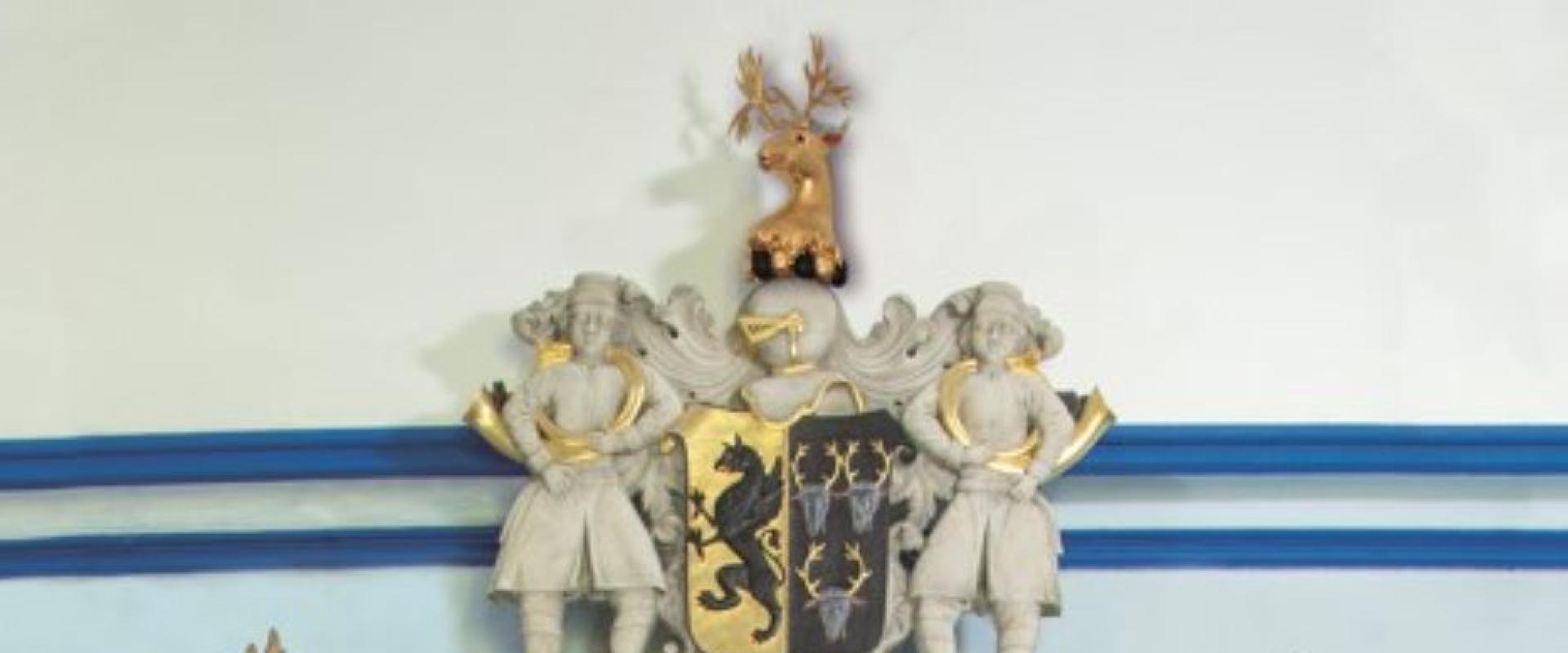 cofeb tu fewn i'r eglwys / monument inside the church