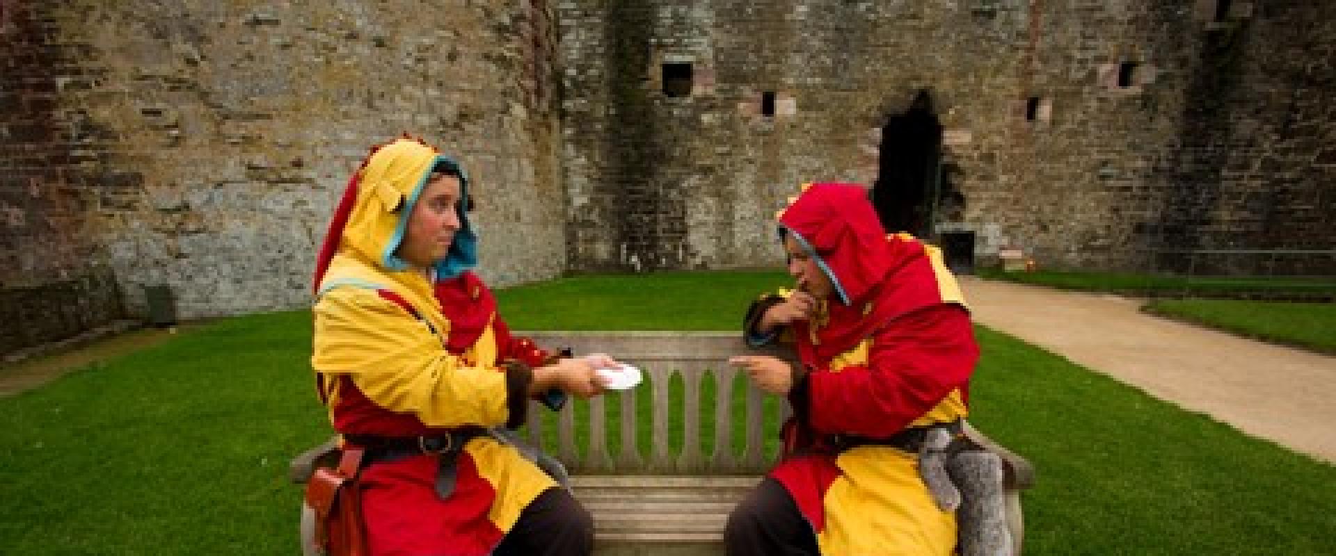 cellweirwyr ar fainc yn y castell / jesters on a bench in the castle