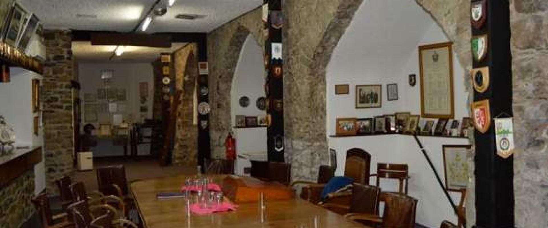 tu mewn i'r ystafell gyda'r bwrdd cyfarfod / inside the room with the meeting table