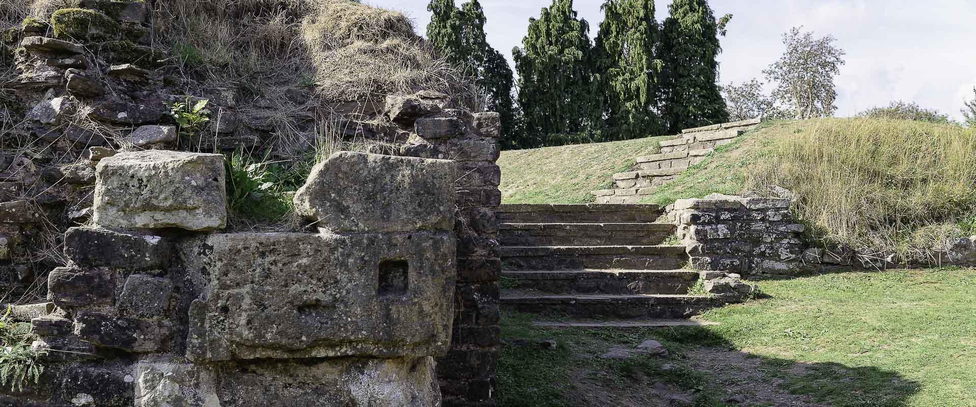 Saif sylfeini'r gwyliwr yn Amffitheatr Caerllion/The foundations of the spectator stands at Caerleon Amphitheatre.