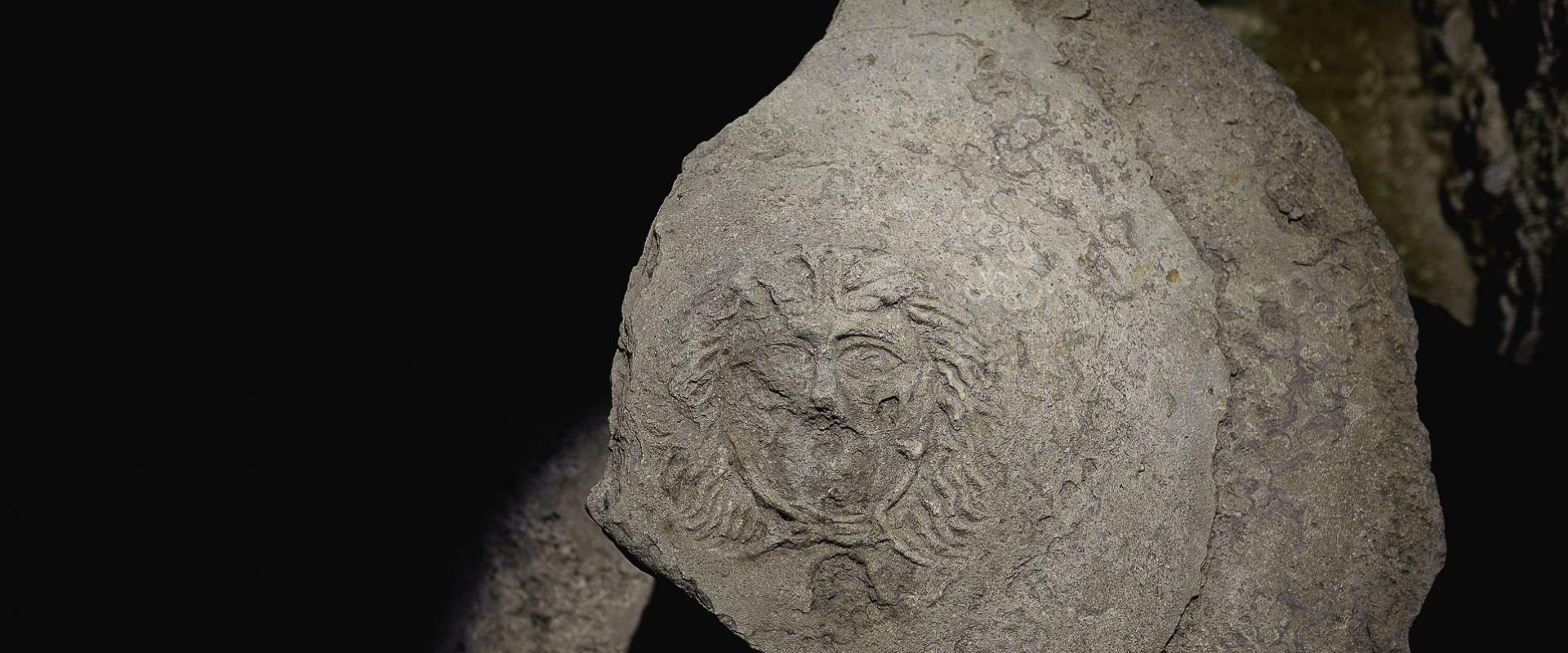 Olion basn marmor yn dangos pen gorgon/Remains of a marble basin showing the head of a gorgon.