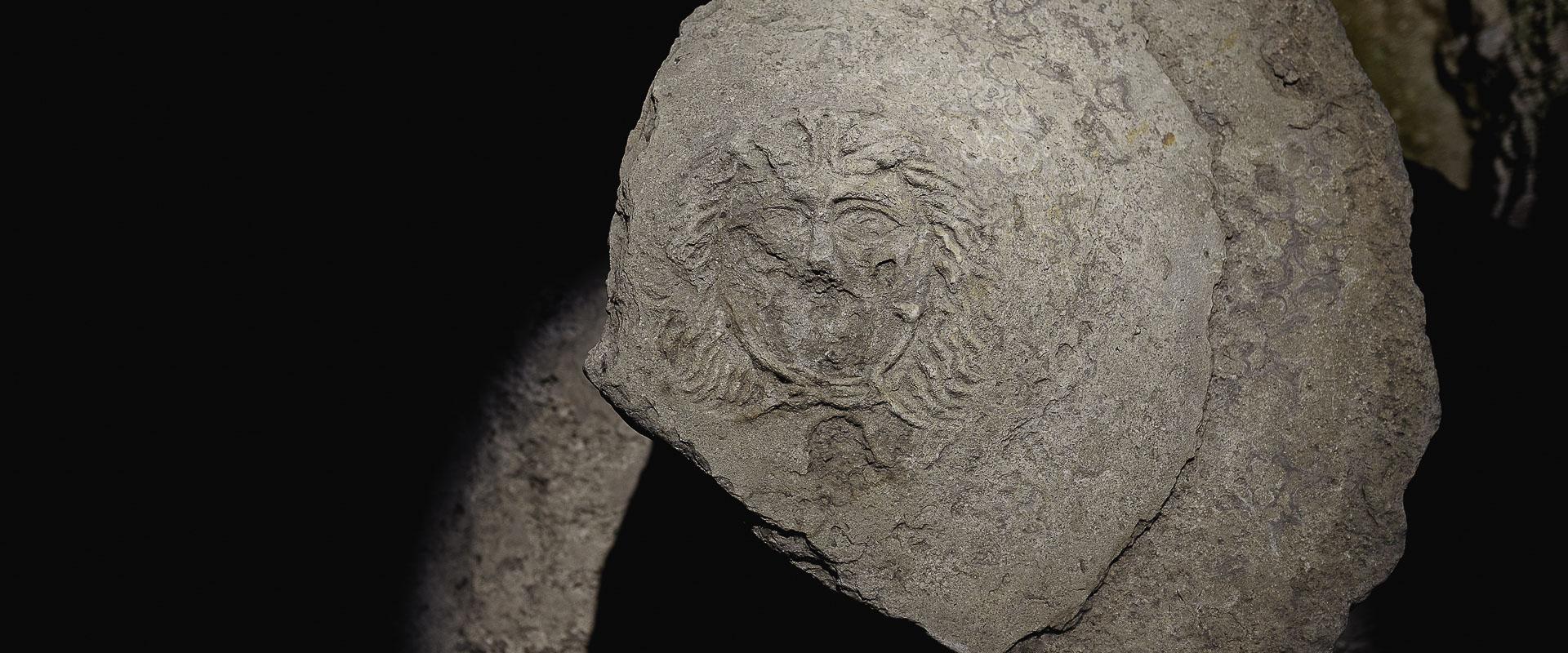 Olion basn marmor yn dangos pen gorgon/Remains of a marble basin showing the head of a gorgon.