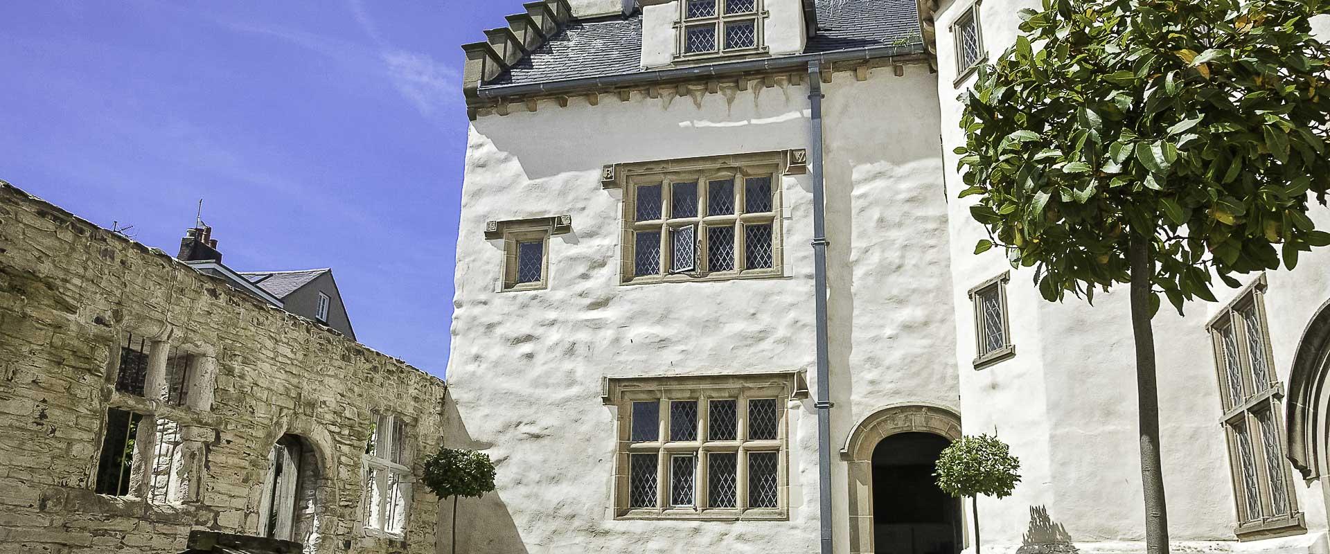 T cwrt uchaf ym Mhlas Mawr/the upper courtyard at Plas Mawr