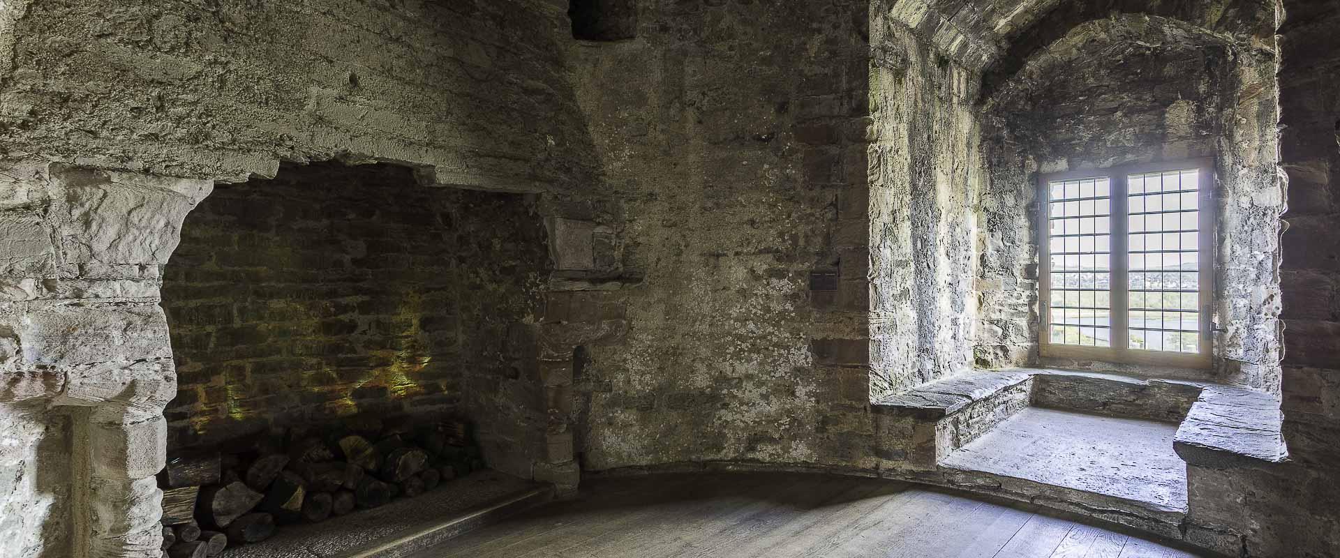 Siambr yn Nhŵr Capel Castell Conwy/A chamber in the Chapel Tower of Castell Conwy