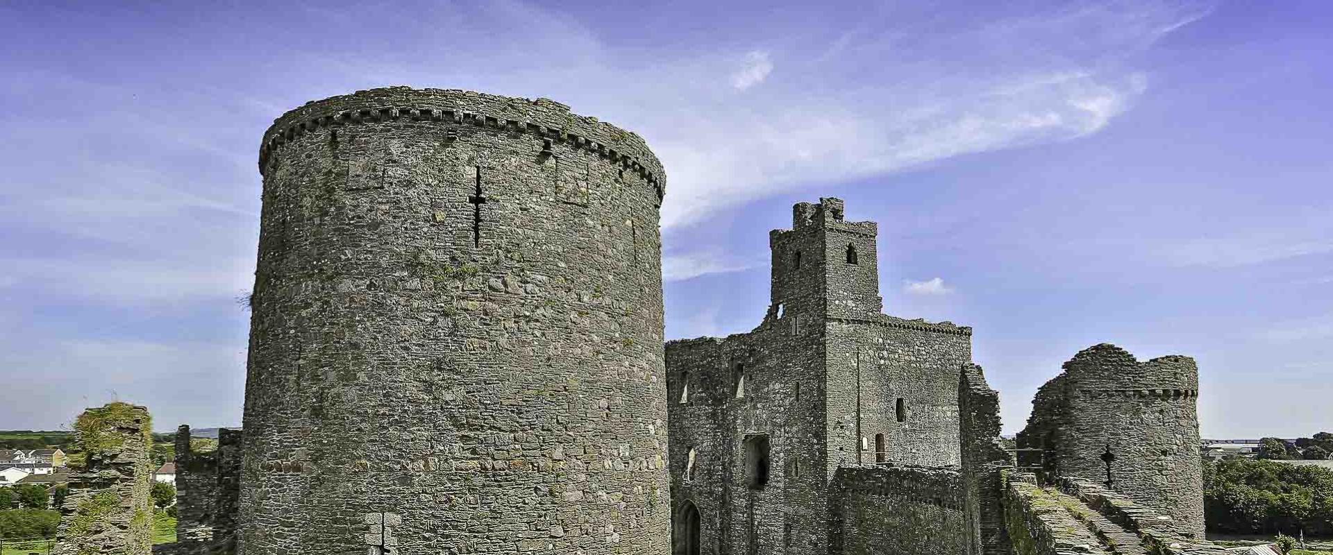 Ward fewnol Castell Cydweli/The inner ward of Kidwelly Castle