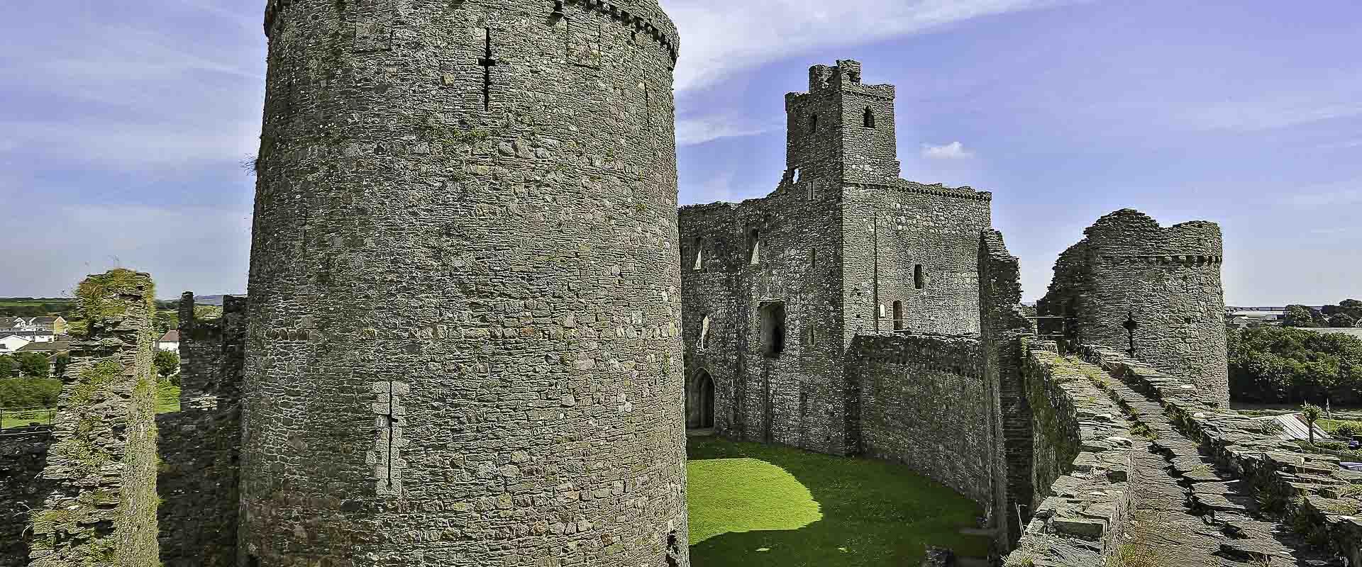 Ward fewnol Castell Cydweli/The inner ward of Kidwelly Castle