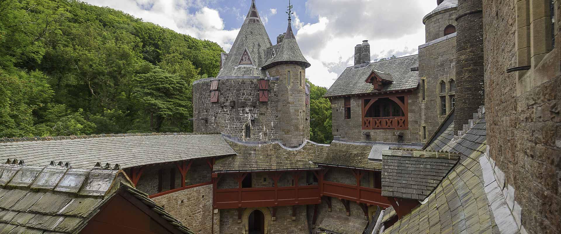 Cwrt Castell Coch o'r Galeri/The courtyard of Castell Coch from the Gallery.