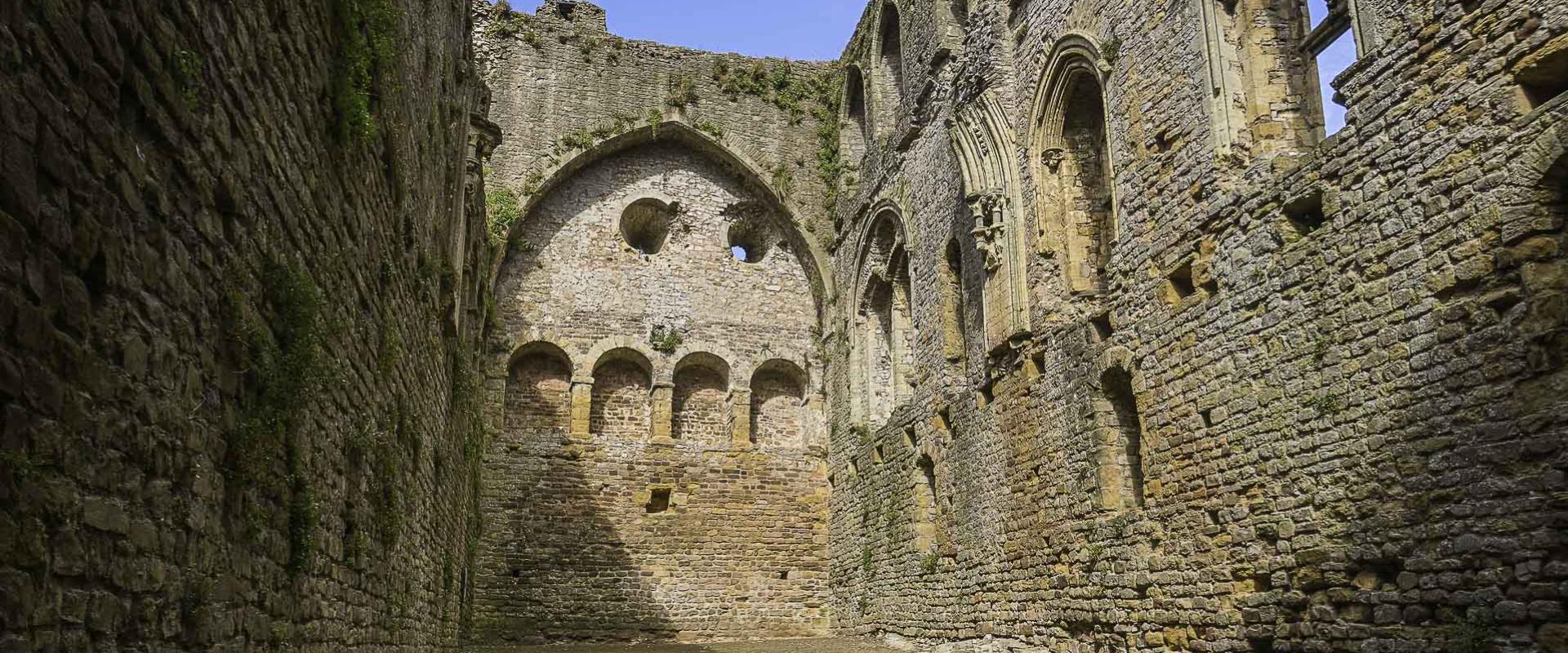 Pen gorllewinol y Tŵr Mawr yng Nghastell Cas-gwent/The west end of the Great Tower