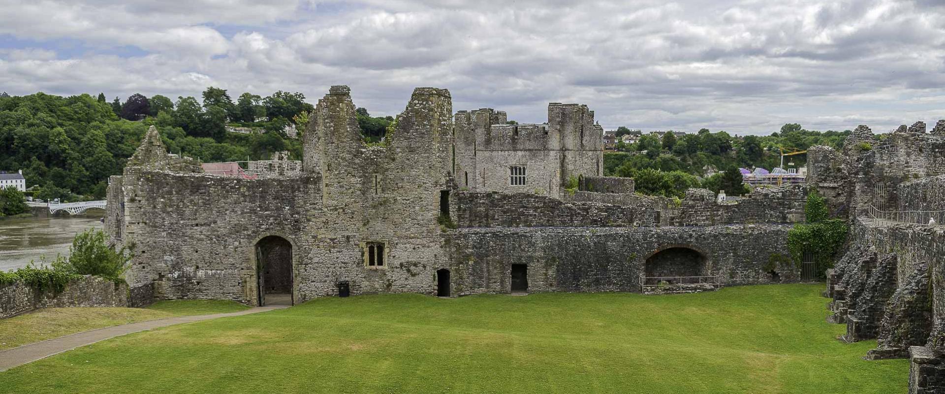 Y tai llety Tuduraidd yng Nghastell Cas-gwent/The Tudor apartments at Chepstow Castle