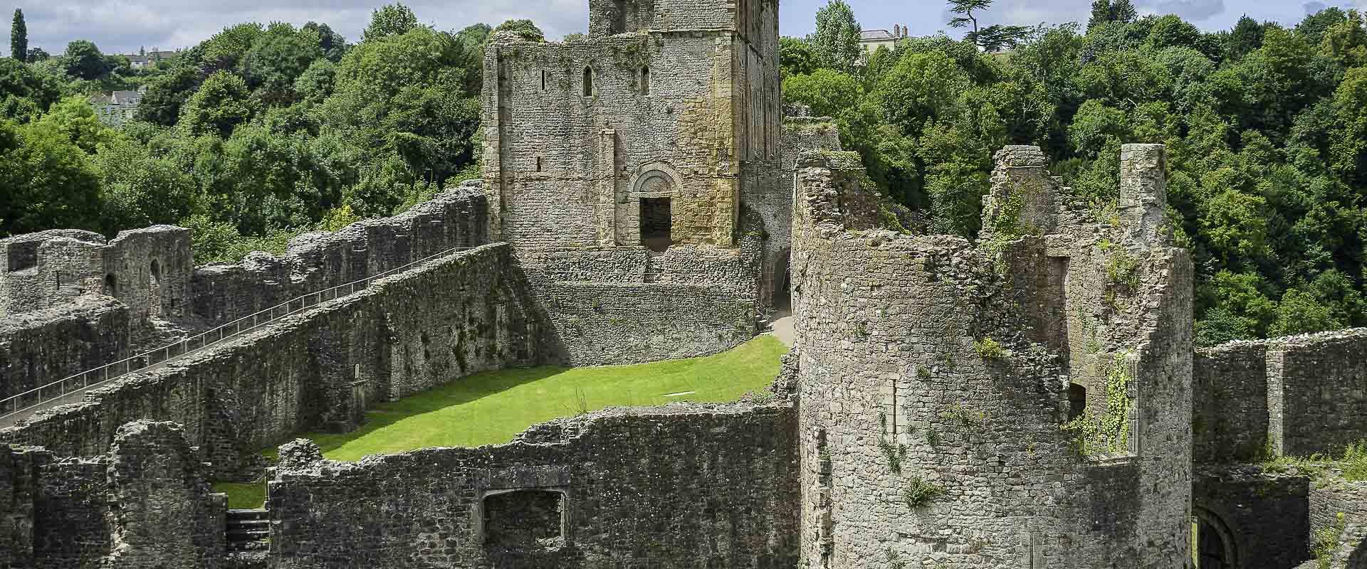 Castell Cas-Gwent/Chepstow Castle