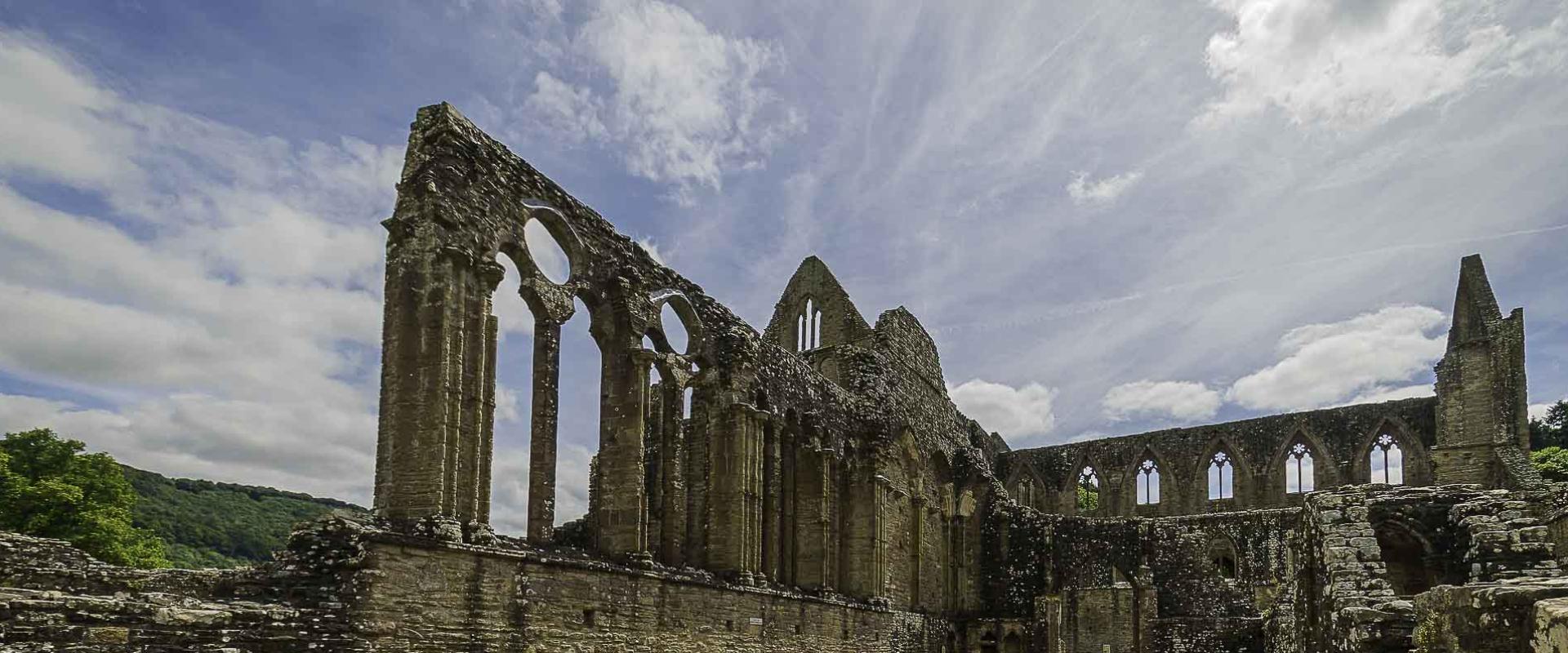 Ffreutur y mynachod yn Abaty Tyndyrn/the monks' refectory at Tintern Abbey