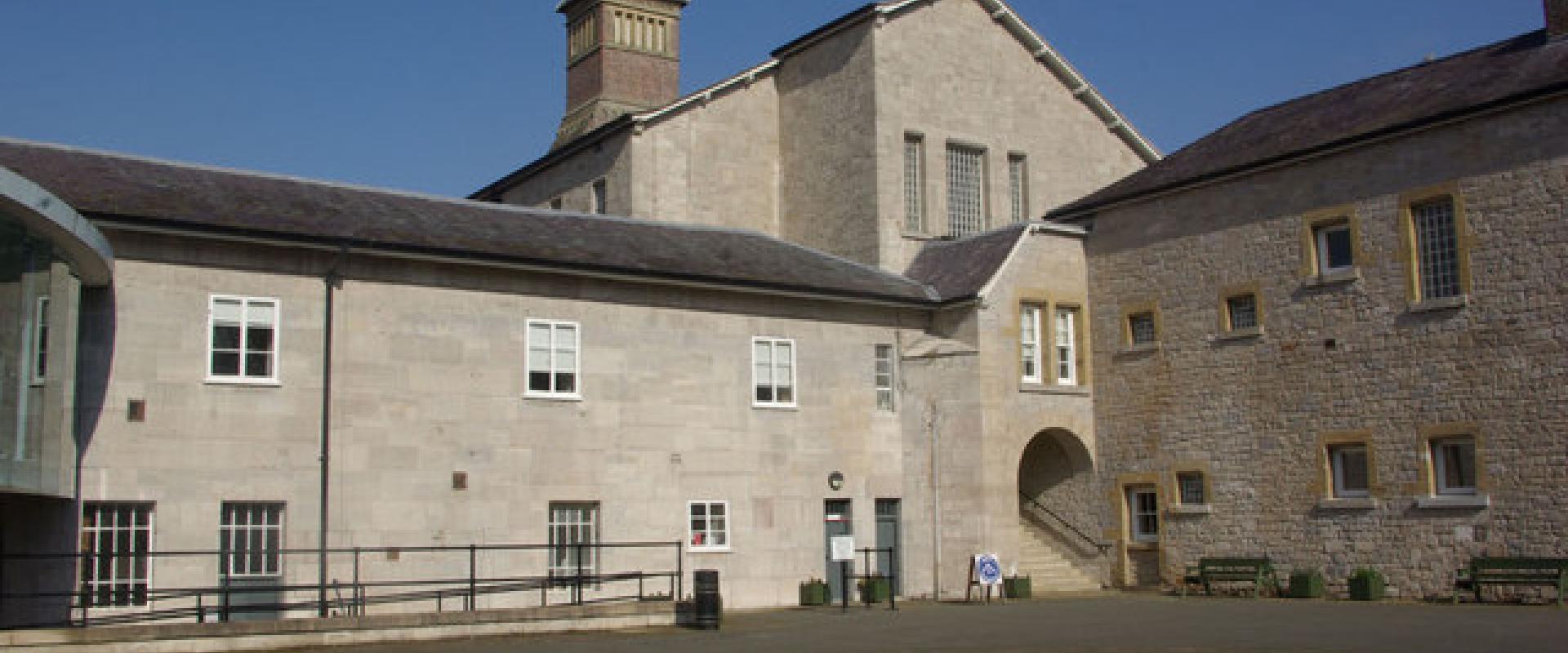 golygfa o du allan yr adeilad / view of the outside of the building