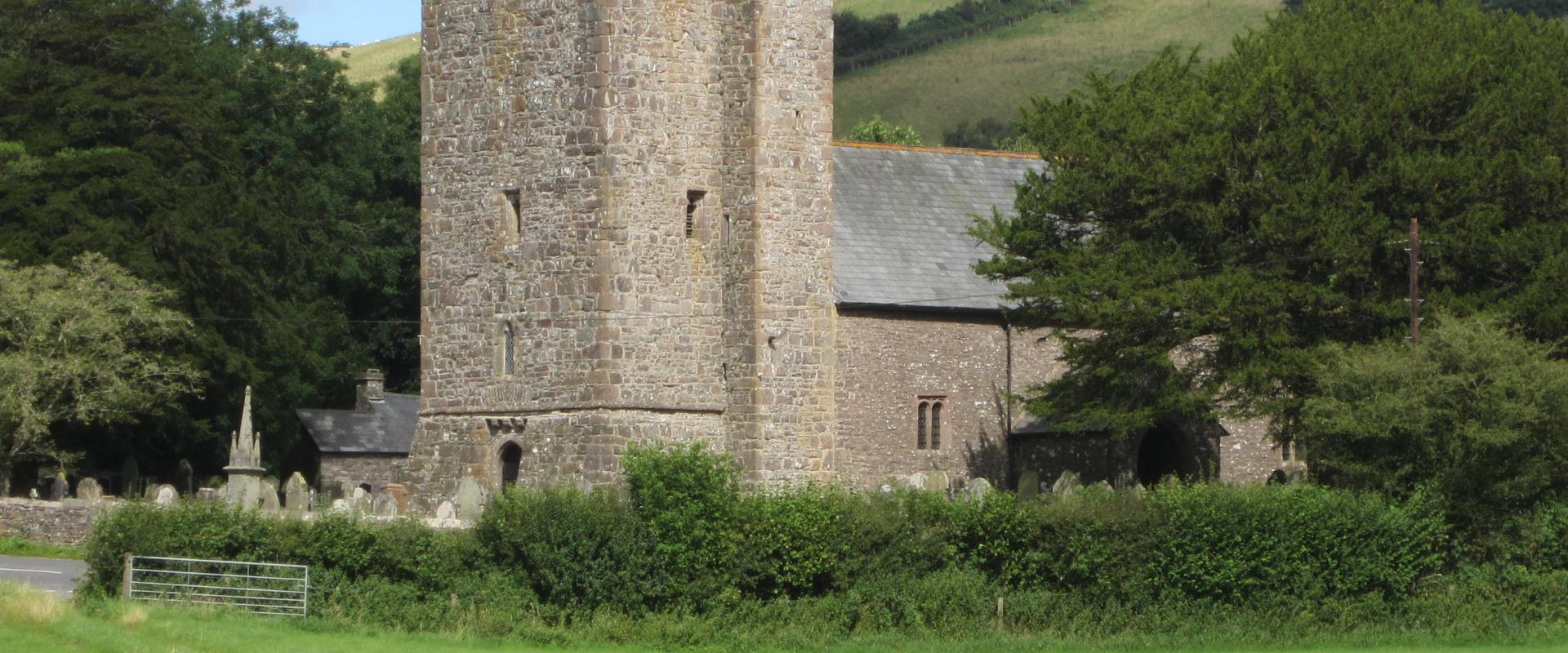 golygfa ar draws y fynwent tuag at yr eglwys / view across the graveyard towards the church