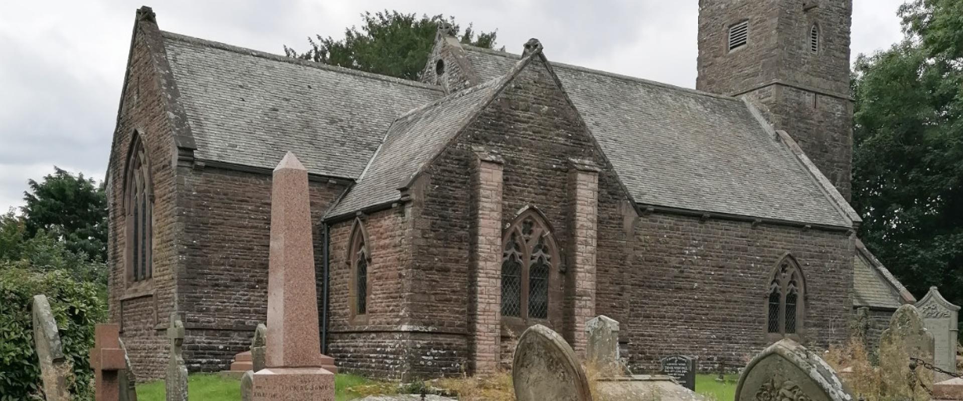 golygfa ar draws y fynwent tuag at yr eglwys / view across the graveyard towards the church