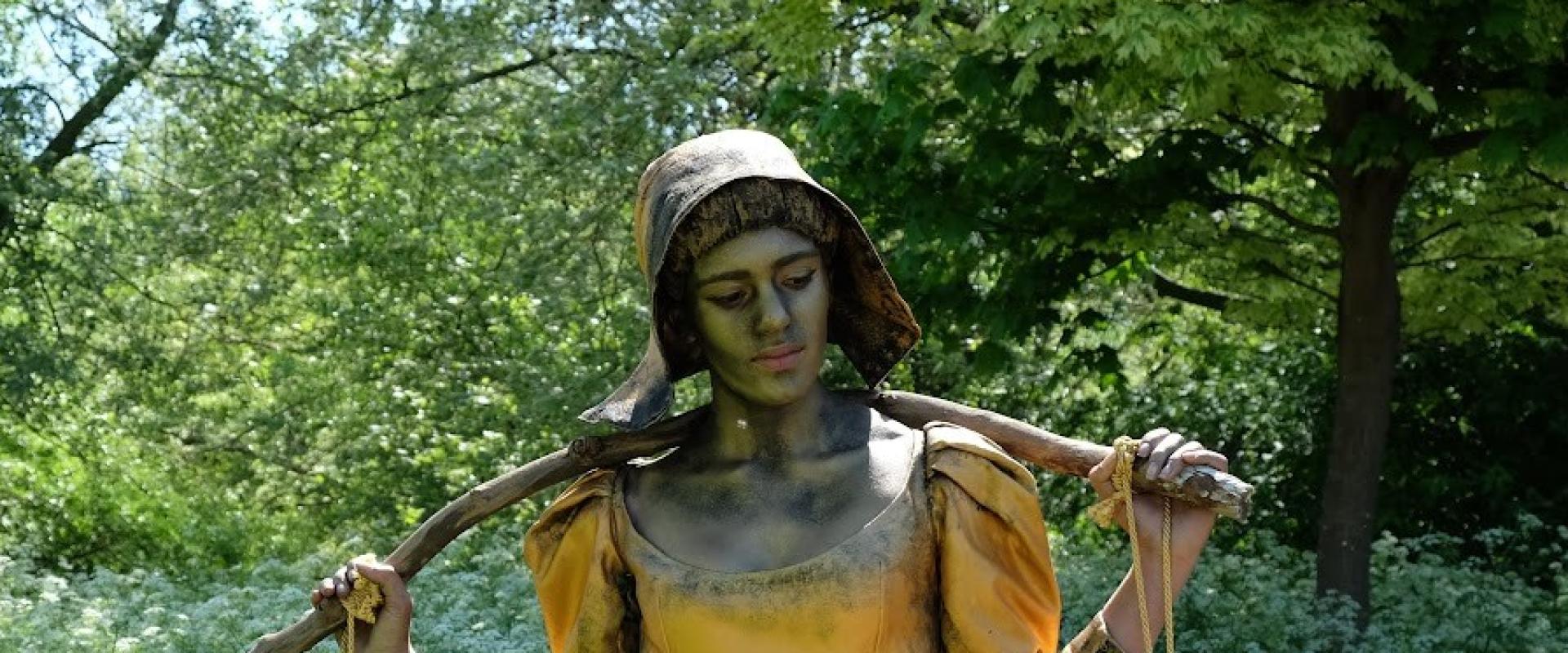 gwraig yn cario bwcedi o ddŵr / a lady carrying buckets of water