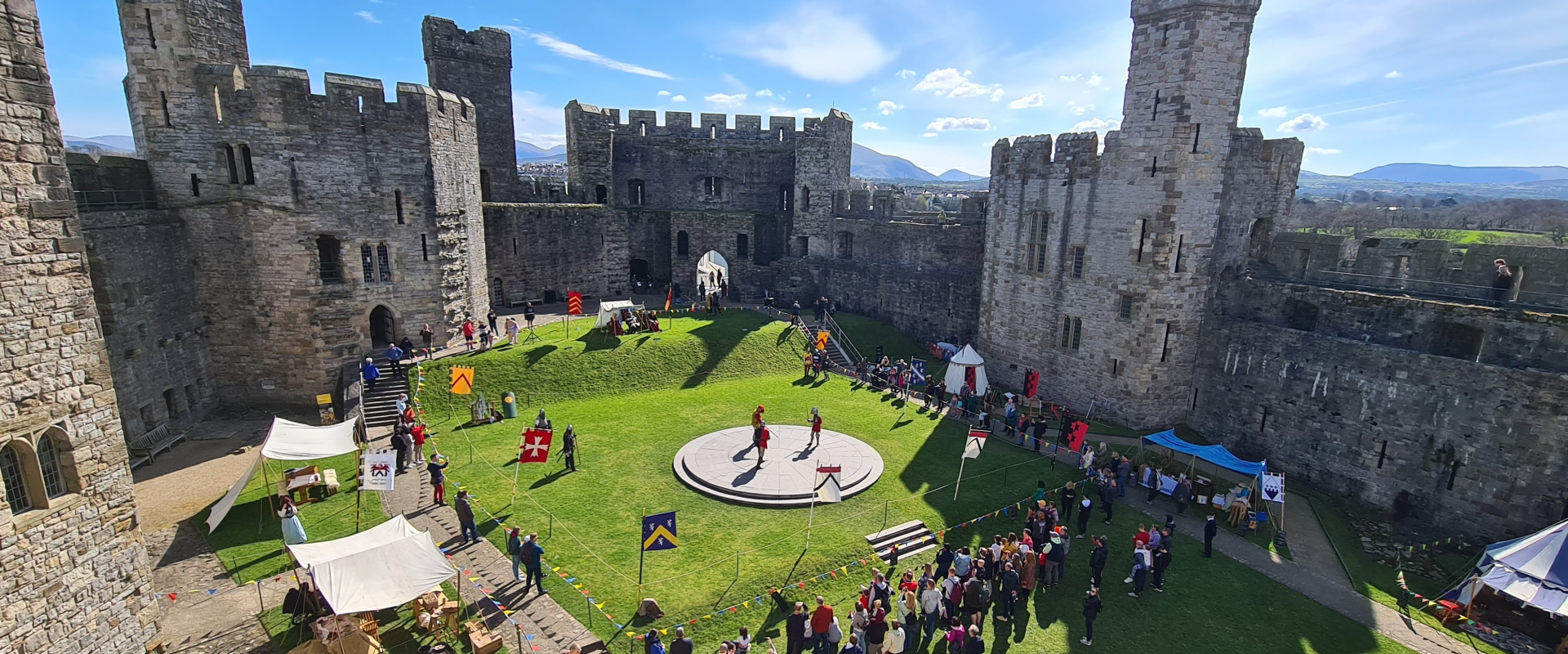 golygfa o ail-greu ar dir y castell / view of re-enactors in the castle grounds