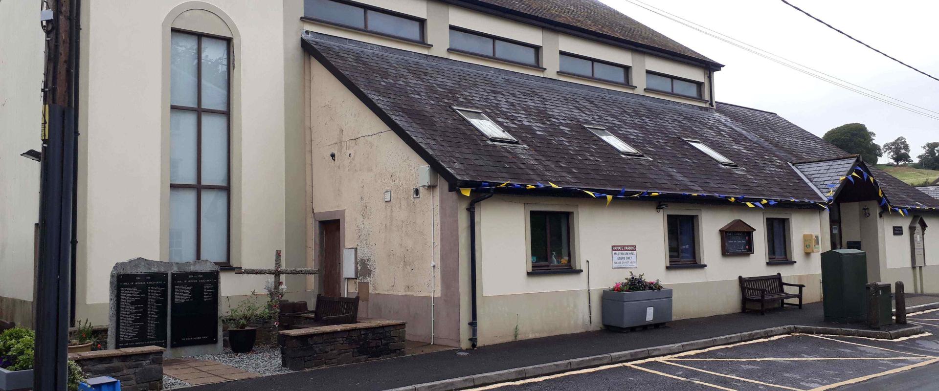 golygfa o flaen yr adeilad / view of the front of the building
