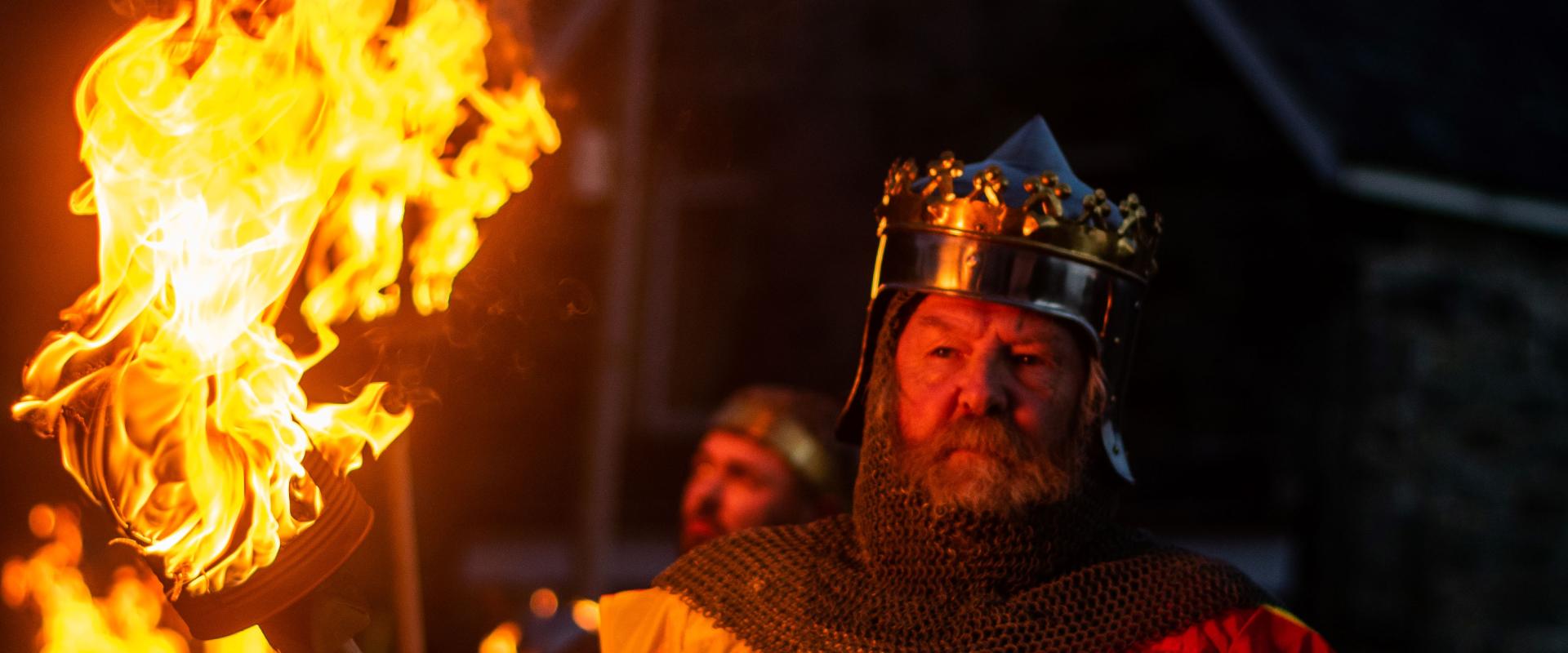 dyn (Owain Glyndwr) yn cario ffagl fflam / man (Owain Glyndwr) carrying flame torch