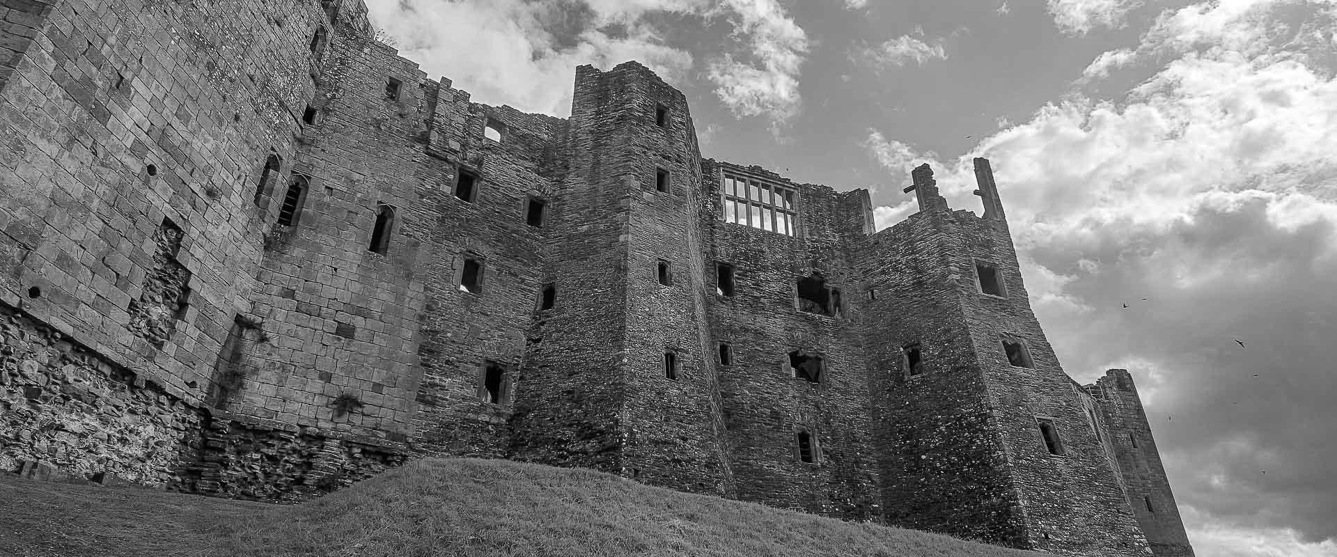 Castell Rhaglan / Raglan Castle