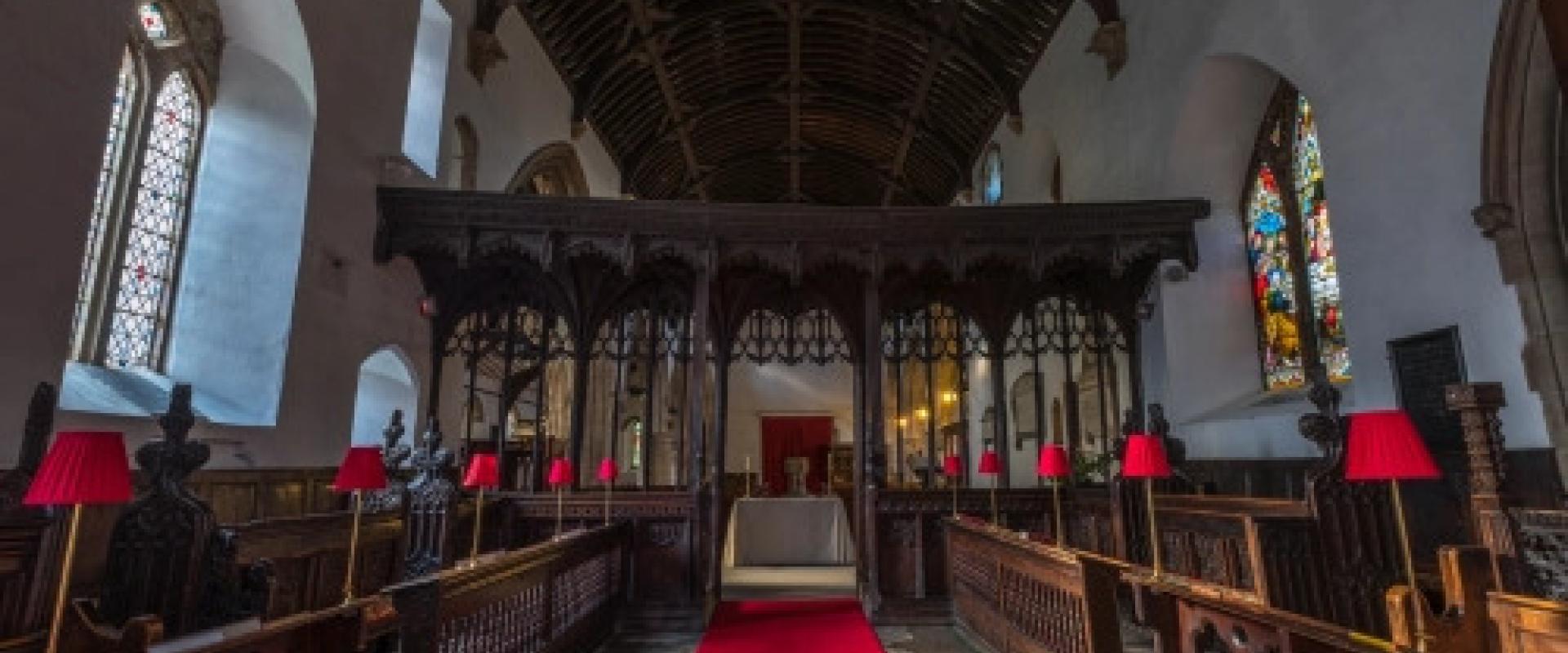 tu fewn i'r eglwys / inside of the church