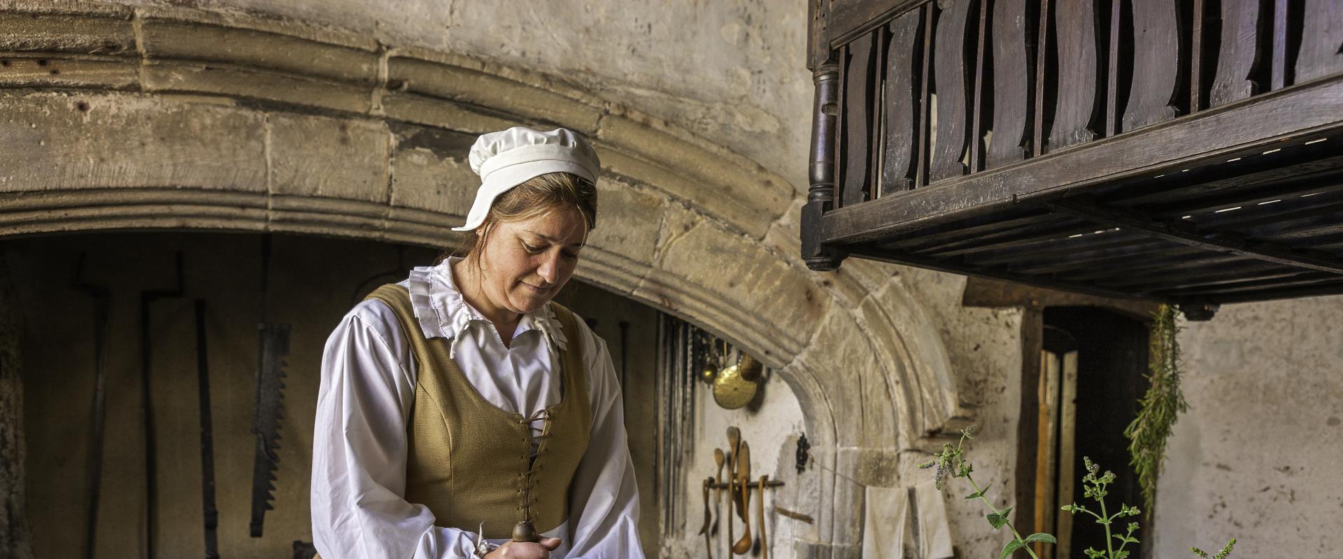 A Tudor cook in the kitchen