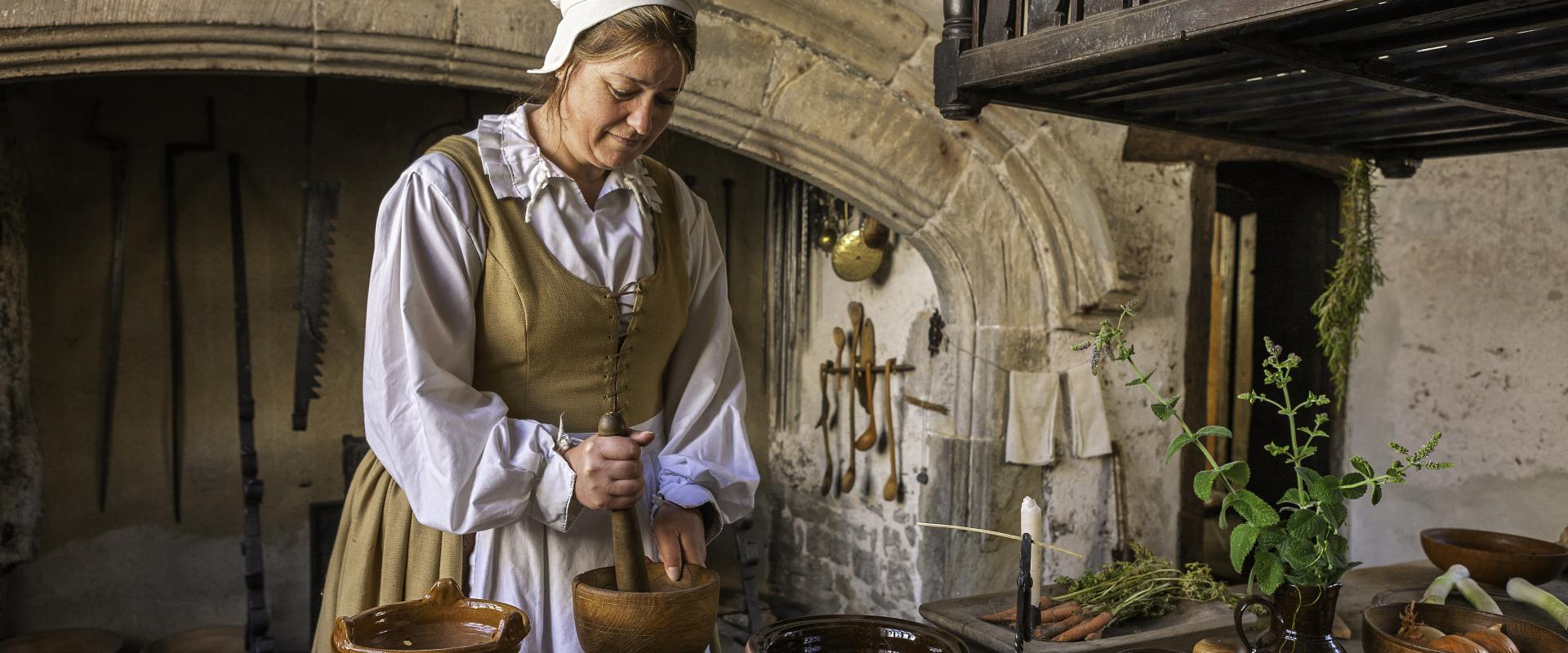 A Tudor cook in the kitchen