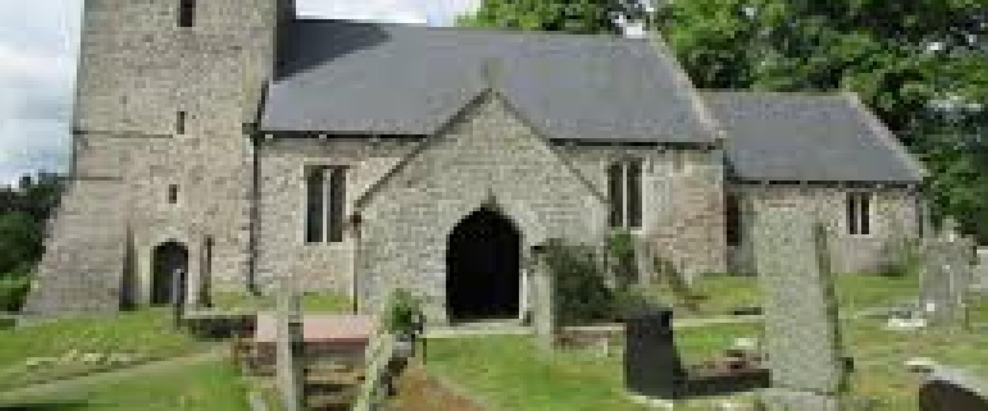 golygfa ar draws y glaswellt tuag at yr eglwys / view across the grass towards the church