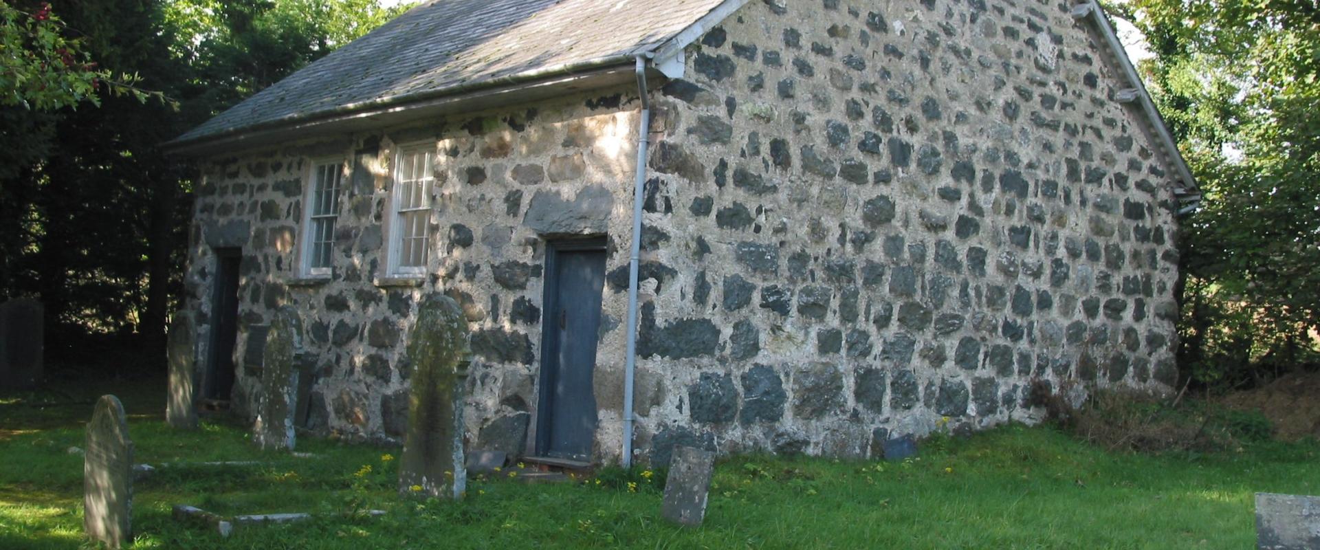 golygfa o du allan y capel / view of the exterior of the chapel