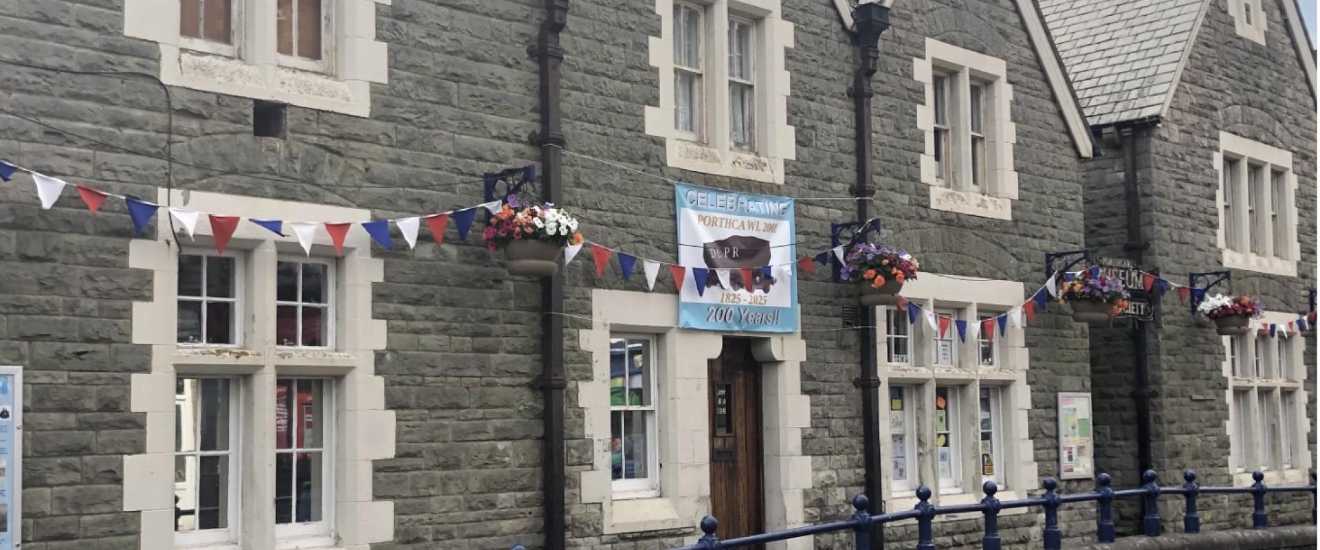 tu allan yr adeilad / the exterior of the building