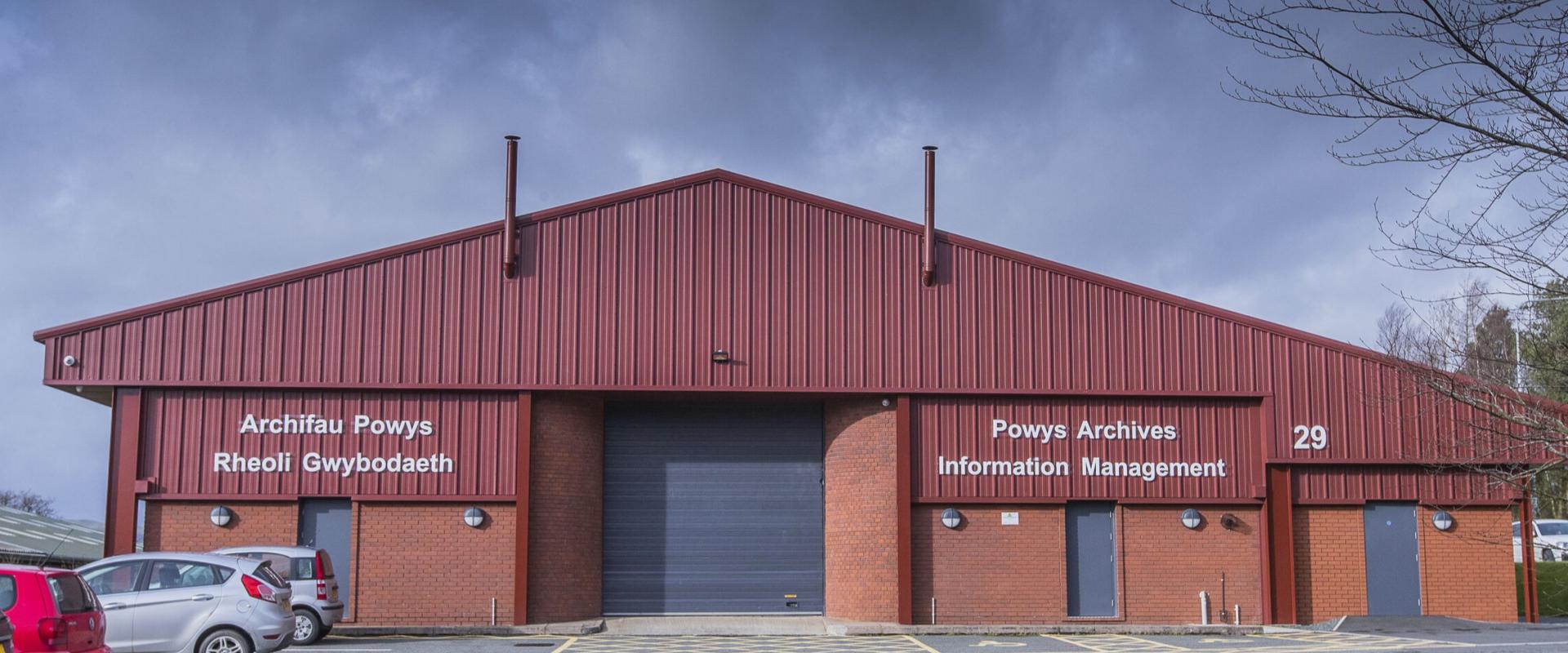 tu allan yr adeilad / the exterior of the building