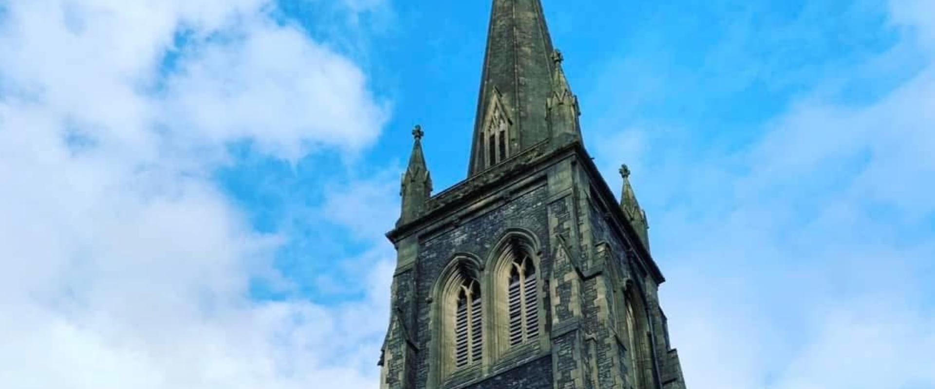 golygfa o flaen yr eglwys / view of the front of the church
