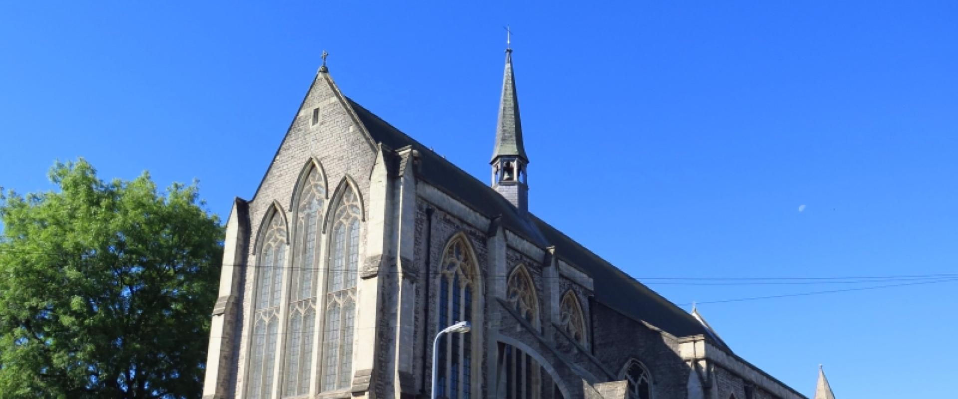 golygfa o flaen yr eglwys / view of the front of the church
