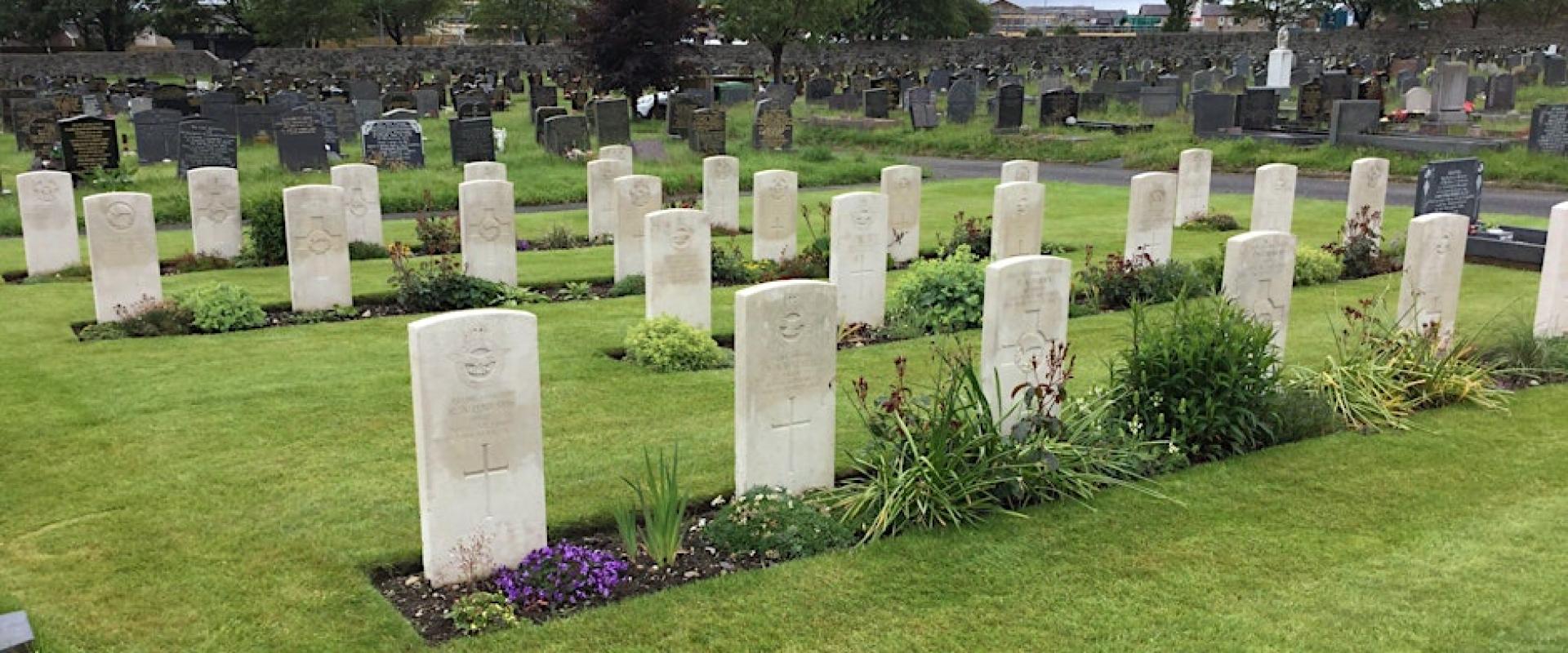 golygfa tuag at y beddau rhyfel / view towards the war graves