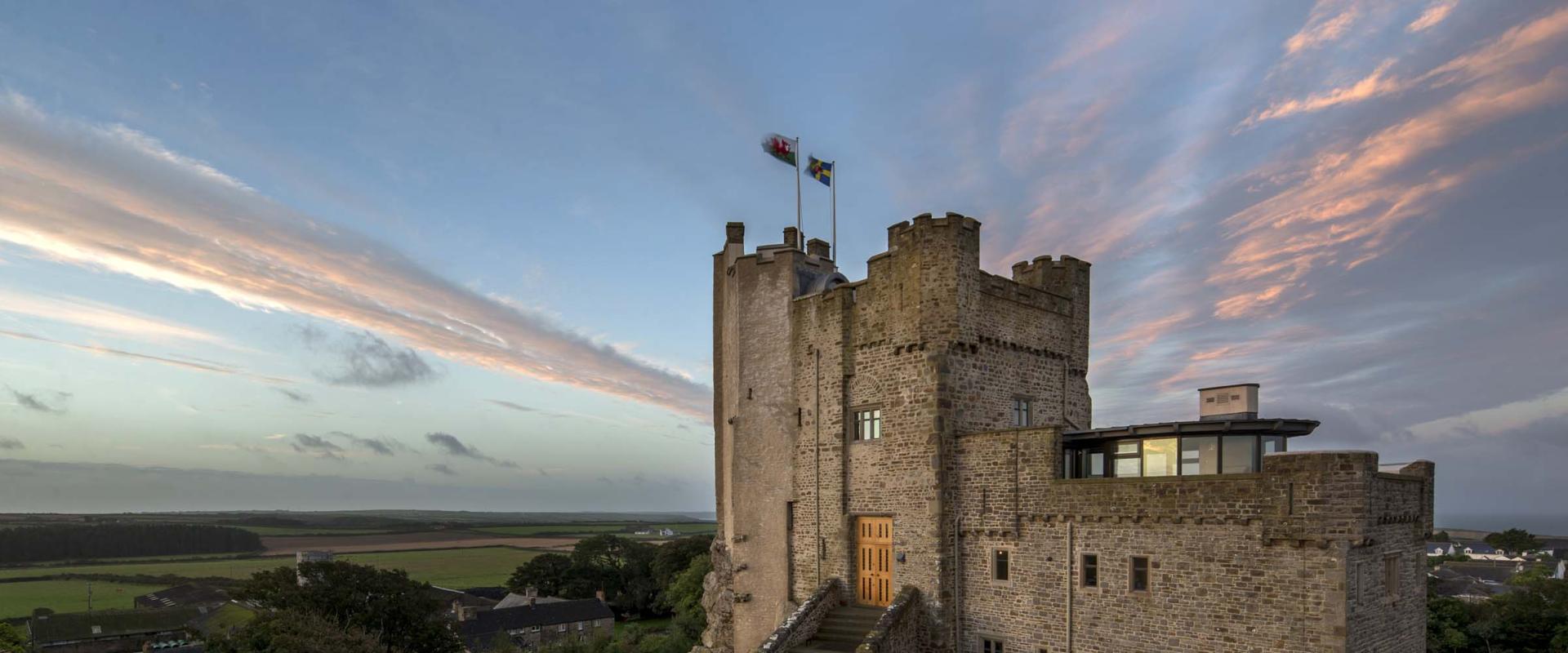 golygfa tuag at yr adeilad / view towards the building