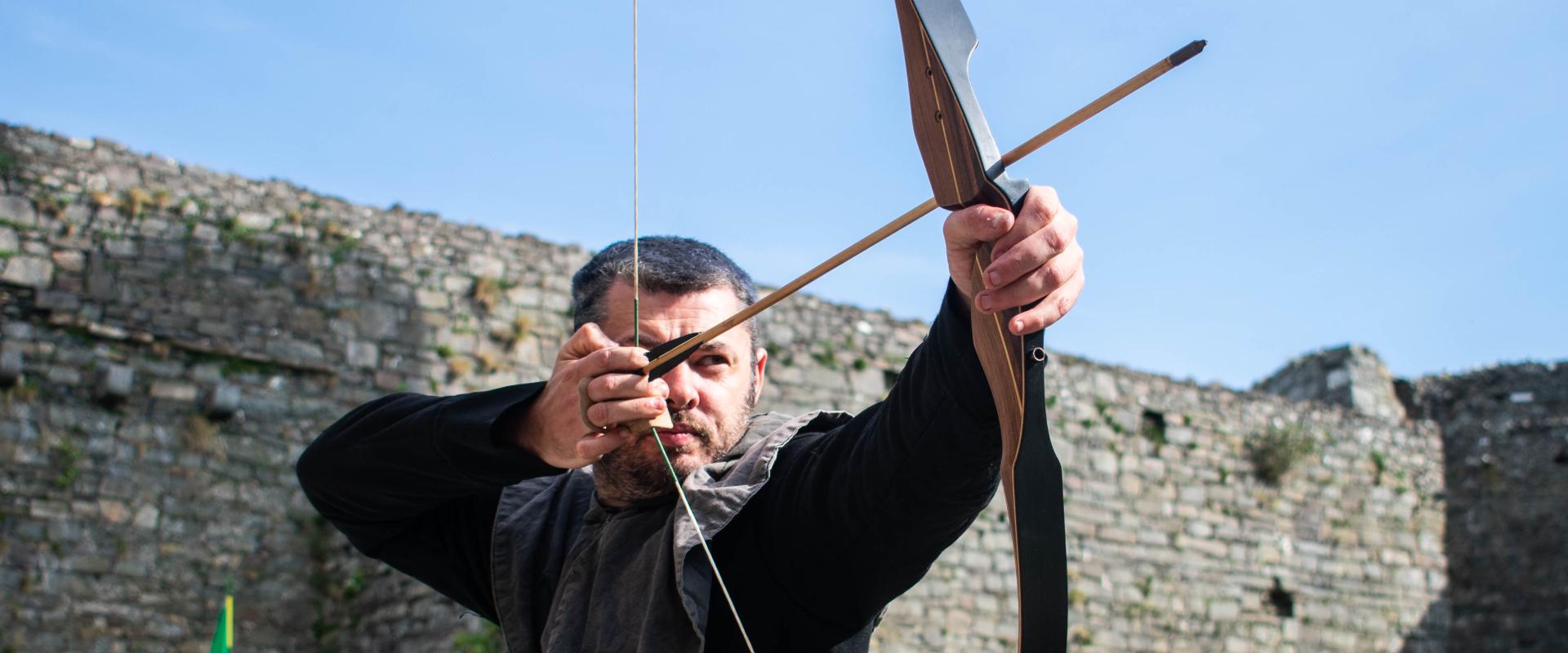saethydd gyda bwa / archer with bow